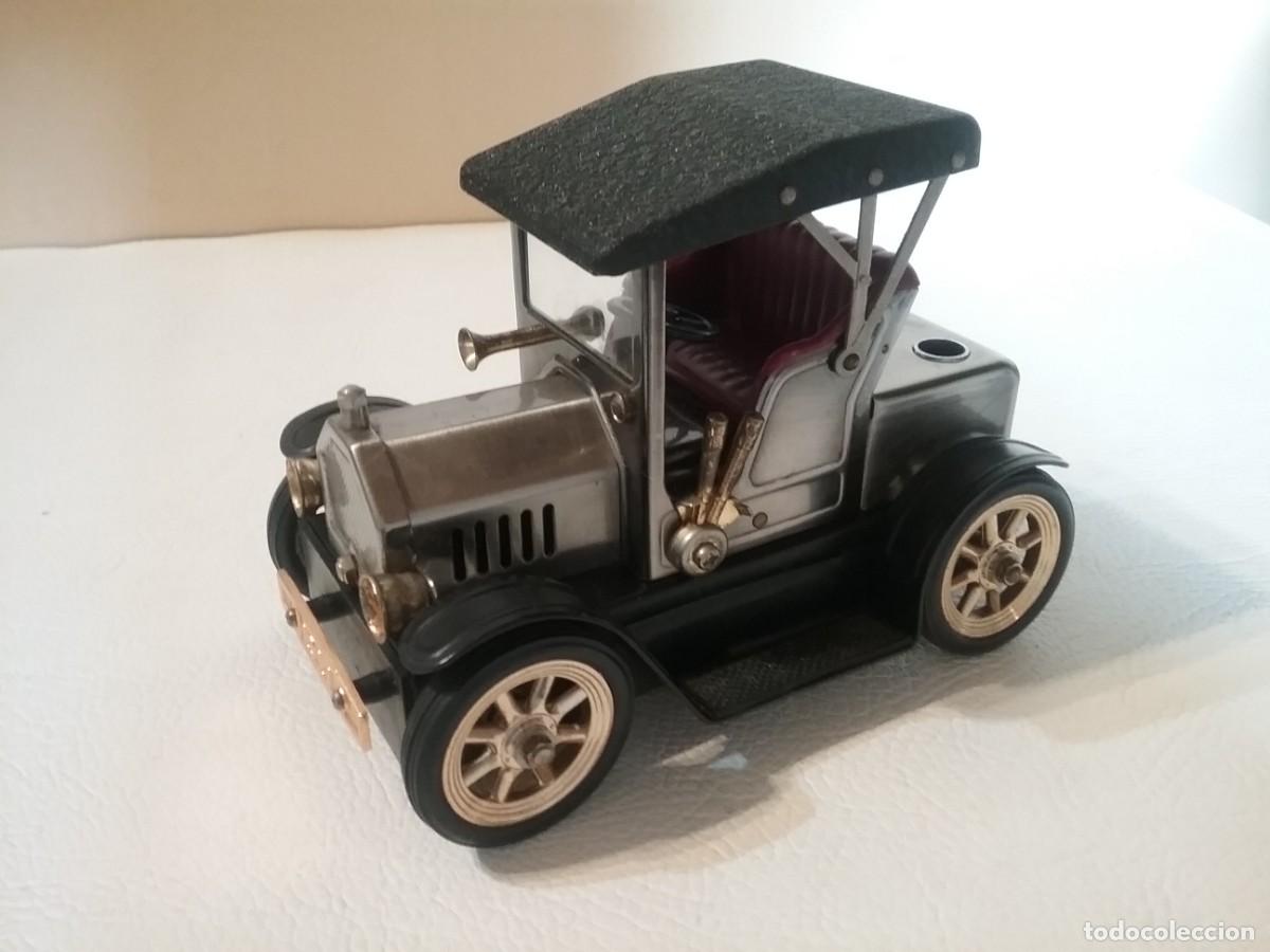 Mecheros: MECHERO Y PITILLERA CON FORMA DE COCHE ANTIGUO.