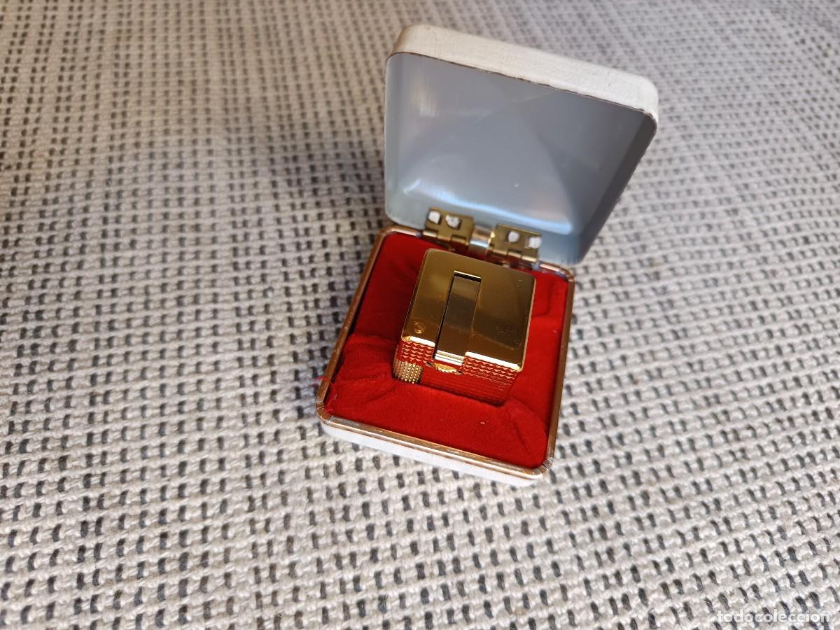 Mecheros: Peque&ntilde;o mechero mini tipo Zenith, forma de cubo.