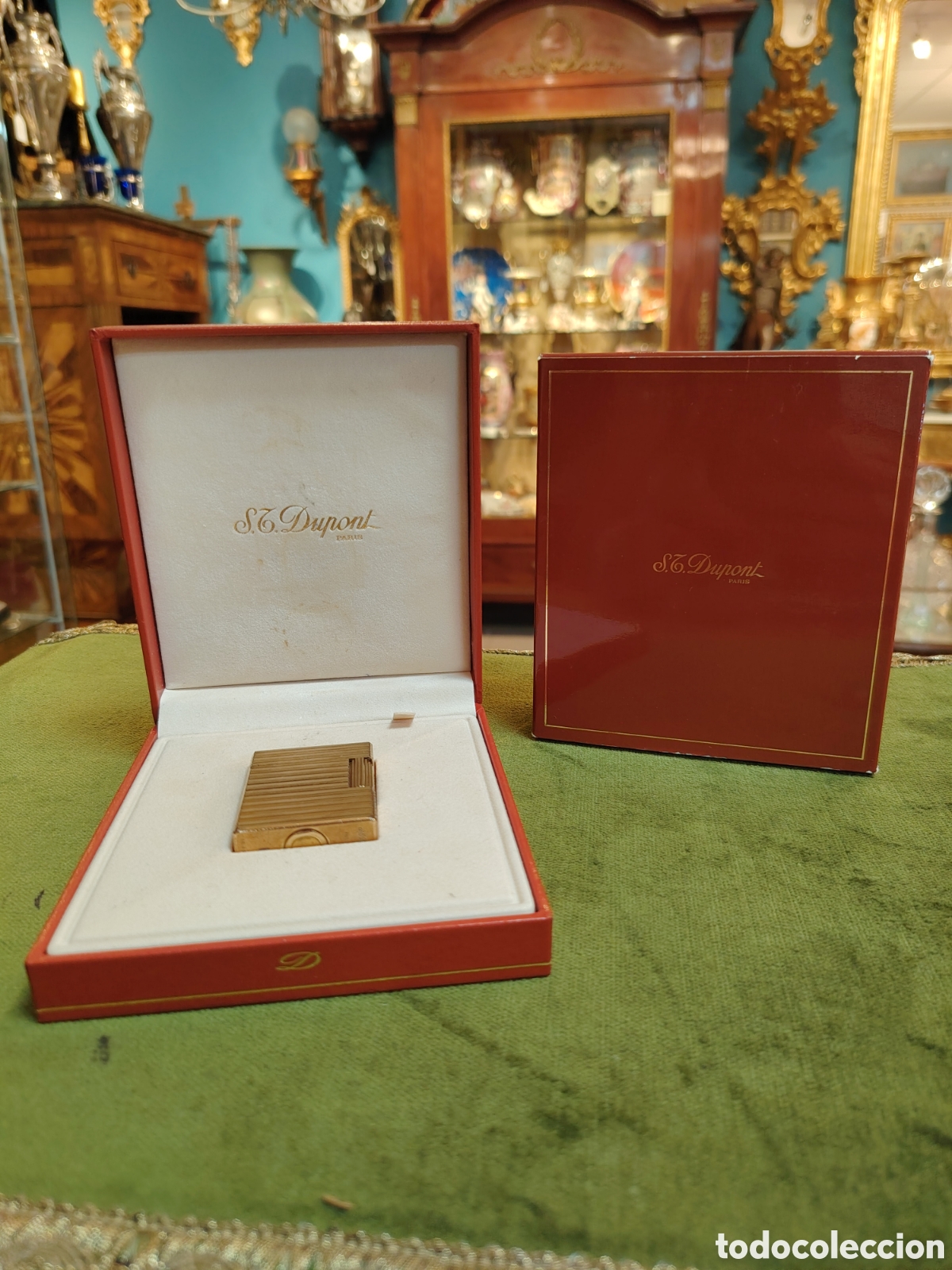 Mecheros: Elegante encendedor de bolsillo chapado en oro de la marca S.T. Dupont, en su estuche rojo original
