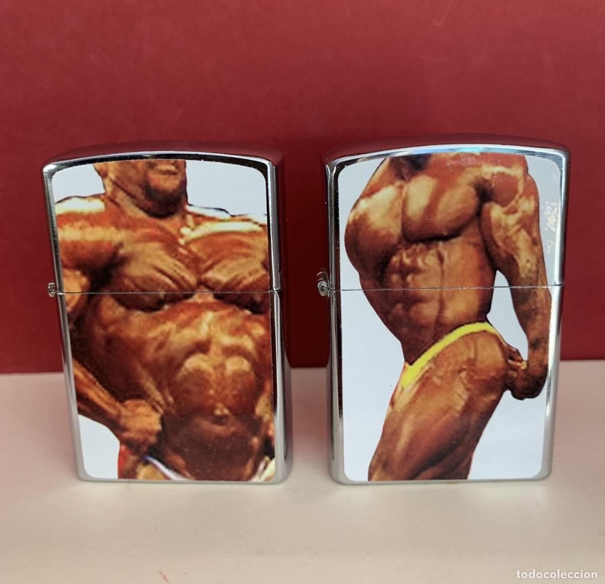 Mecheros: 2 MECHEROS TIPO ZIPPO DE GASOLINA DECORADOS CULTURISTAS NUEVOS