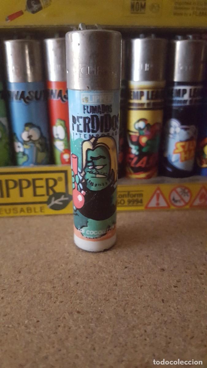 Mecheros: Mechero/encendedor Clipper. Colecci&oacute;n Los Cogollitos, Fumados Perdidos, parodia de la serie Perdidos