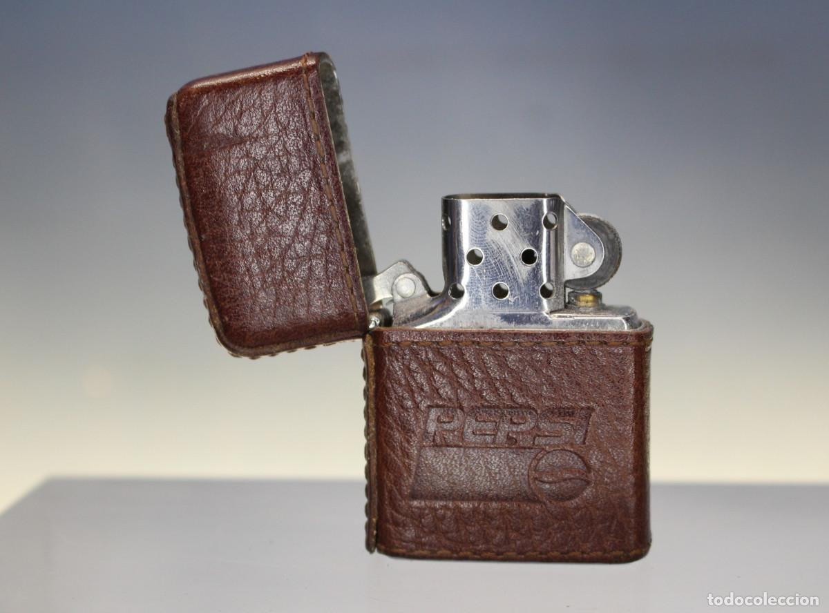 Mecheros: 05. Zippo vintage con funda de cuero Pepsi, F - IX. 1993.