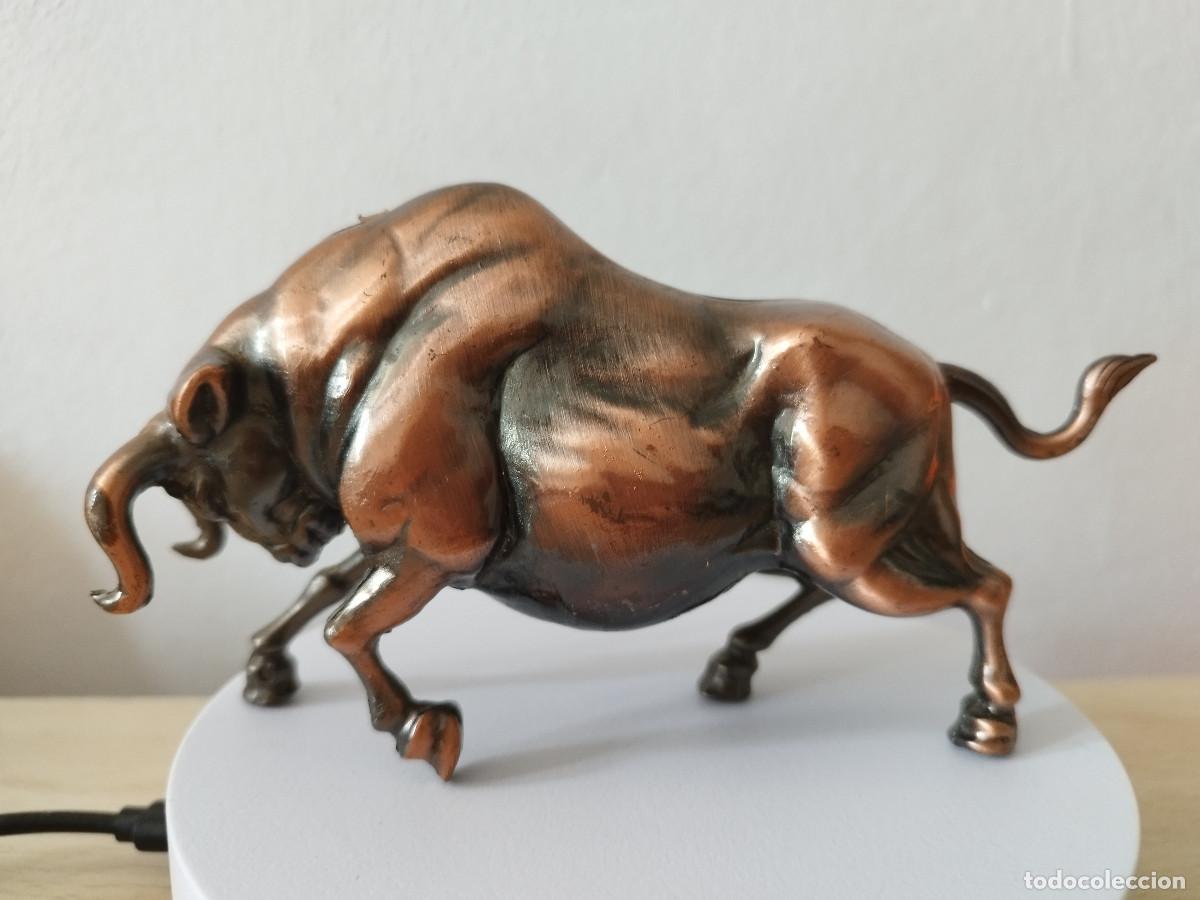 Mecheros: Mechero de sobremesa vintage figura de toro de lidia acabado cobrizo 16 cm