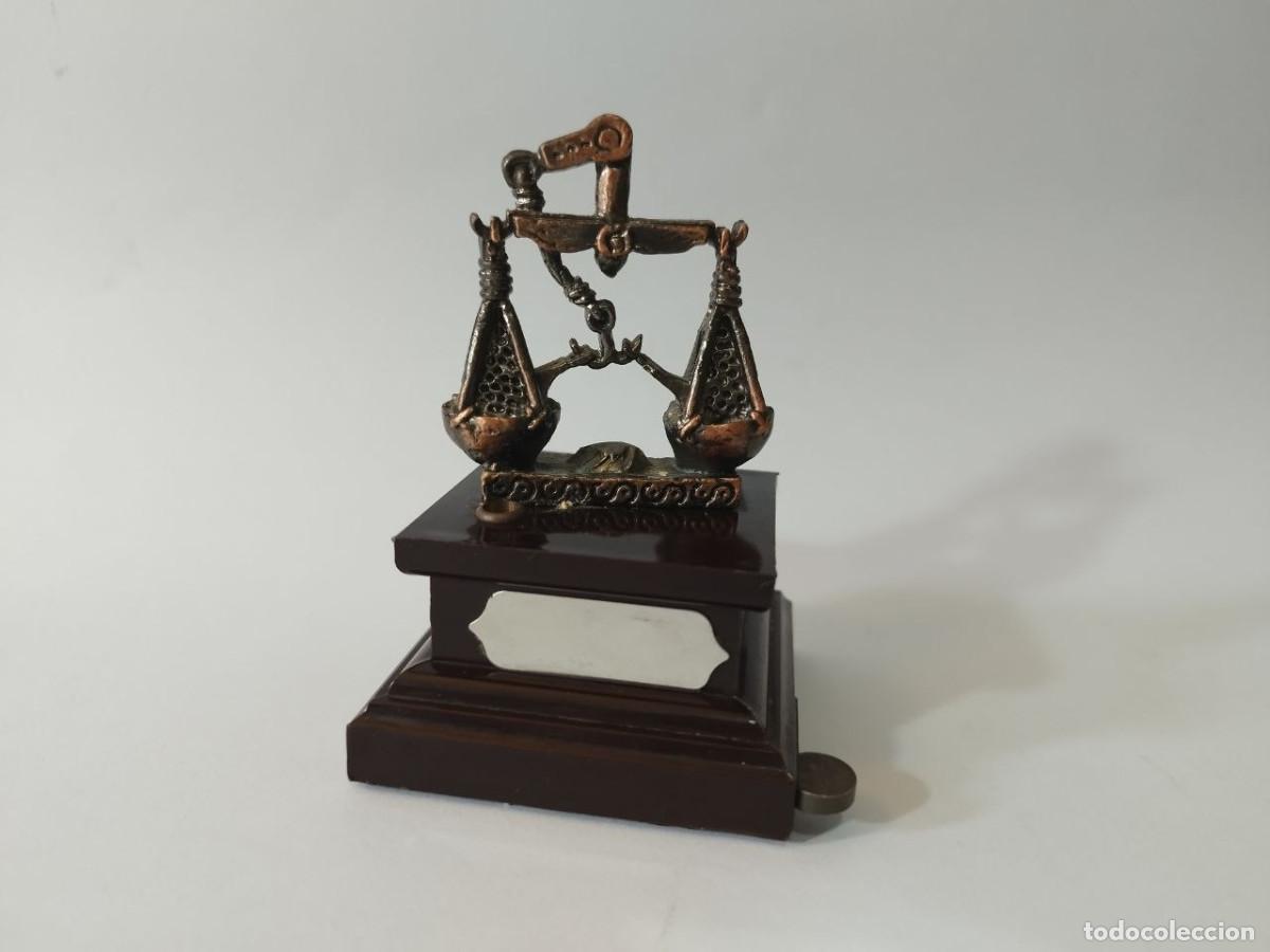 Mecheros: Mechero de sobremesa miniatura balanza antigua 9 cm funciona