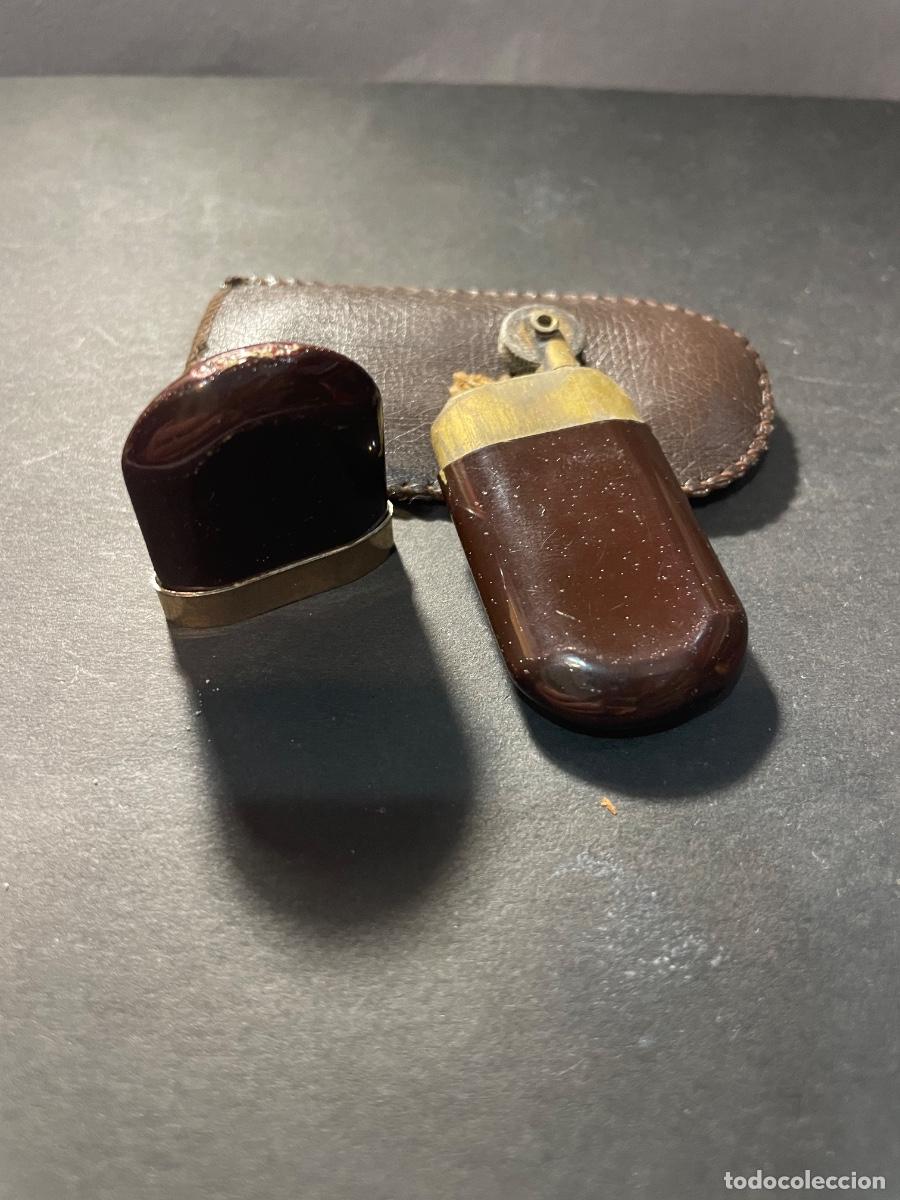 Mecheros: ANTIGUO MECHERO DE GASOLINA CON SU FUNDA - 7X3 CM. ESTADO EL QUE SE VE EN LAS IMAGENES
