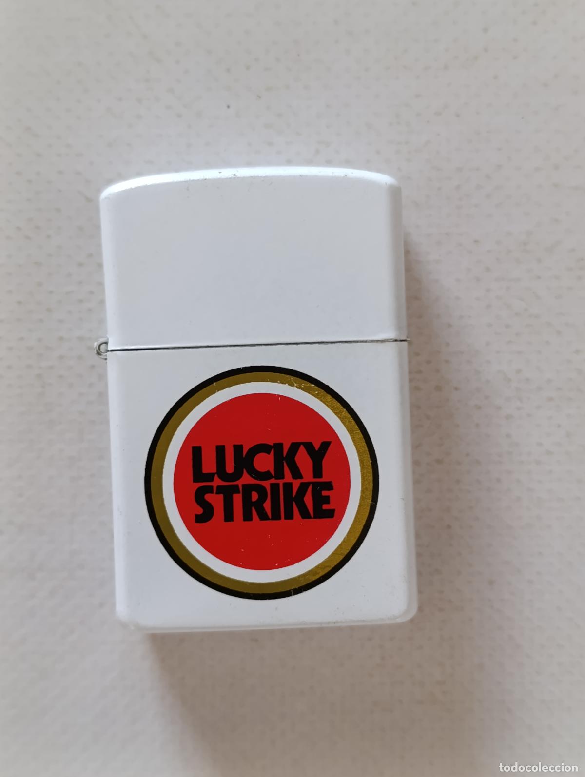 Mecheros: ANTIGUO MECHERO ENCENDEDOR DE GASOLINA LUCKY STRIKE - ESTILO ZIPPO, DE METAL (E7B)