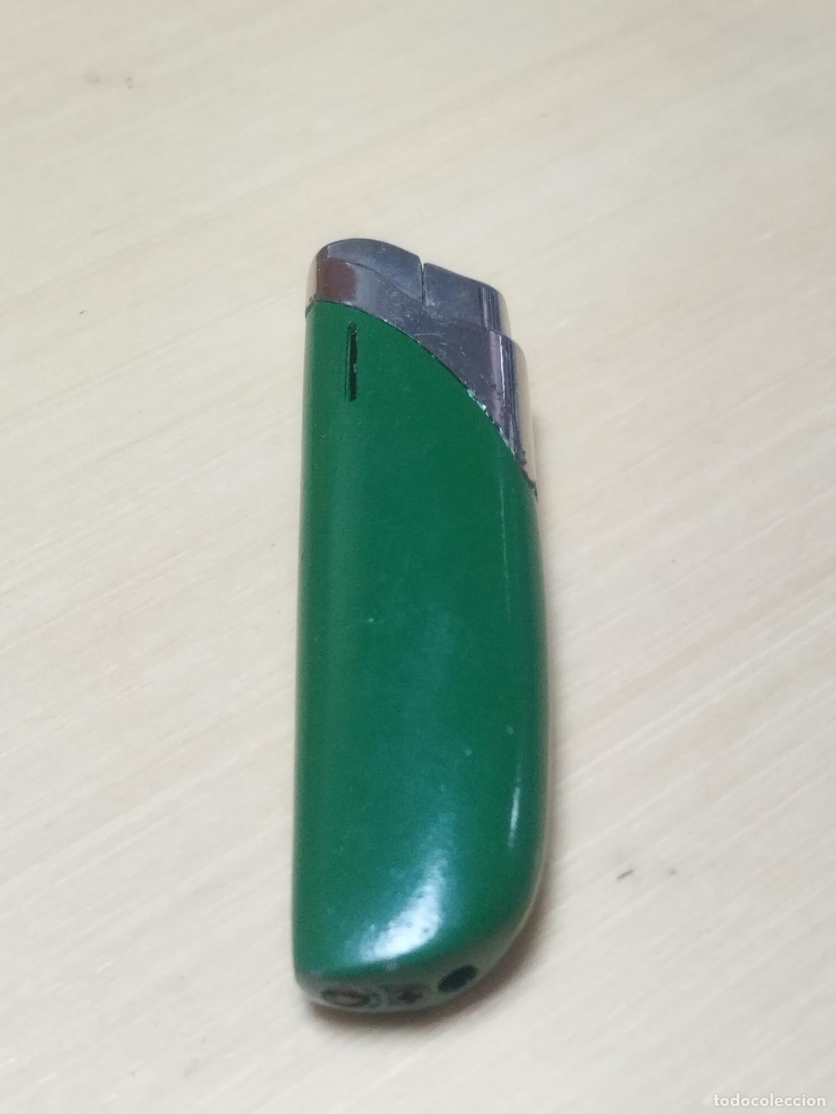 Lighters: BZB 170 MECHERO LACADO VERDE. SIN MARCA MEDIDAS 8 CM*2 CM .BUENA CONSERVACION. VER FOTOS ADJUNTAS.