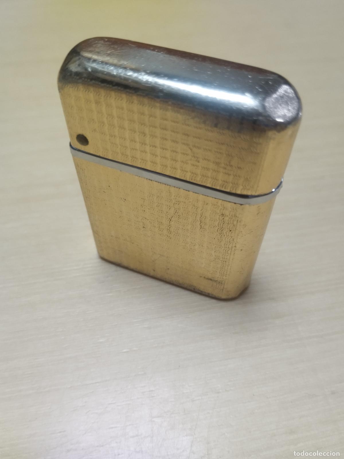 Lighters: BZB 162 MECHERO DORADO CALEX. MEDIDAS 6 CM* 4 CM. MUY BONITO . VER FOTOS ADJUNTAS.