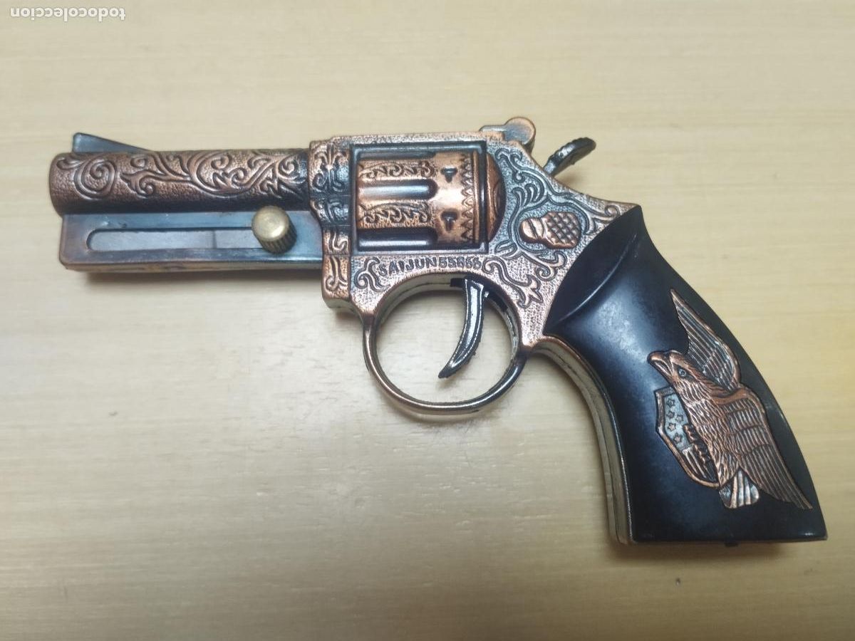 Isqueiros: BZB 157 MECHERO REVOLVER. JAIJUN 55866. MEDIDAS APROX 12 * 7,5 CM. BUENA CONSERVACION