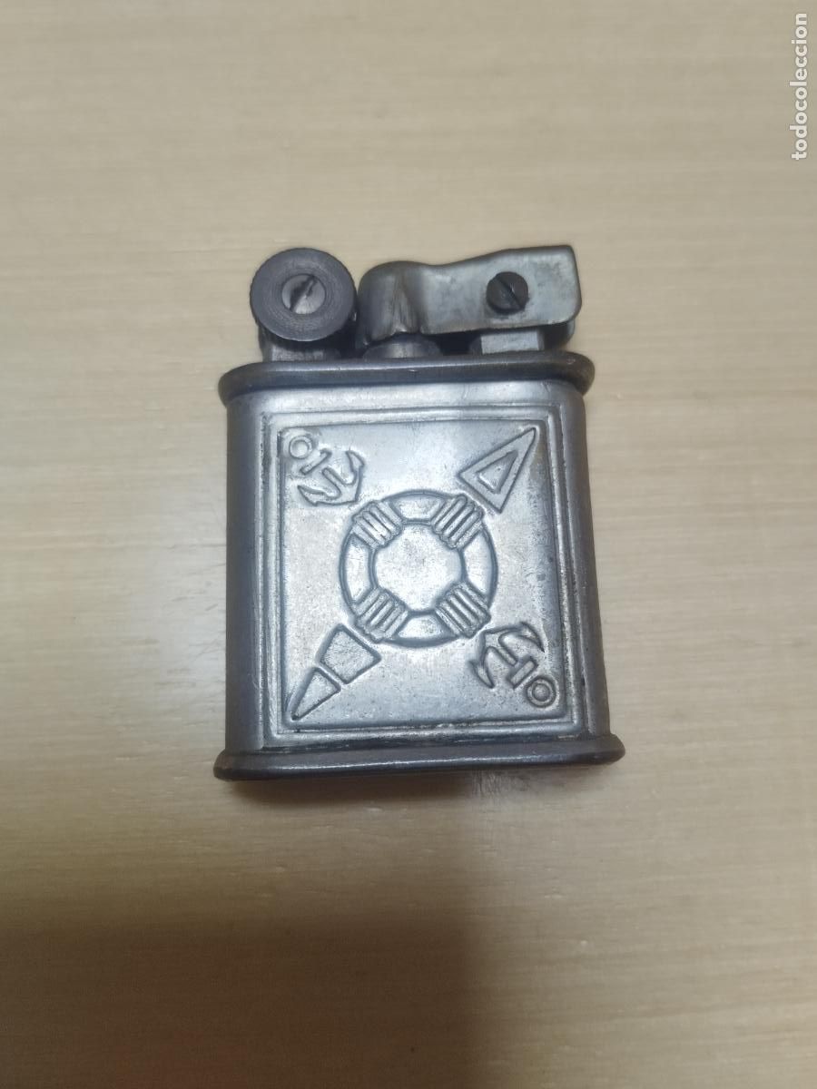 Isqueiros: BZB 141 MECHERO CON PUNTOS CARDINALES Y ESTRELLA. MEDIDAS APROX 3,5*5 CM. BUENA CONSERVACION