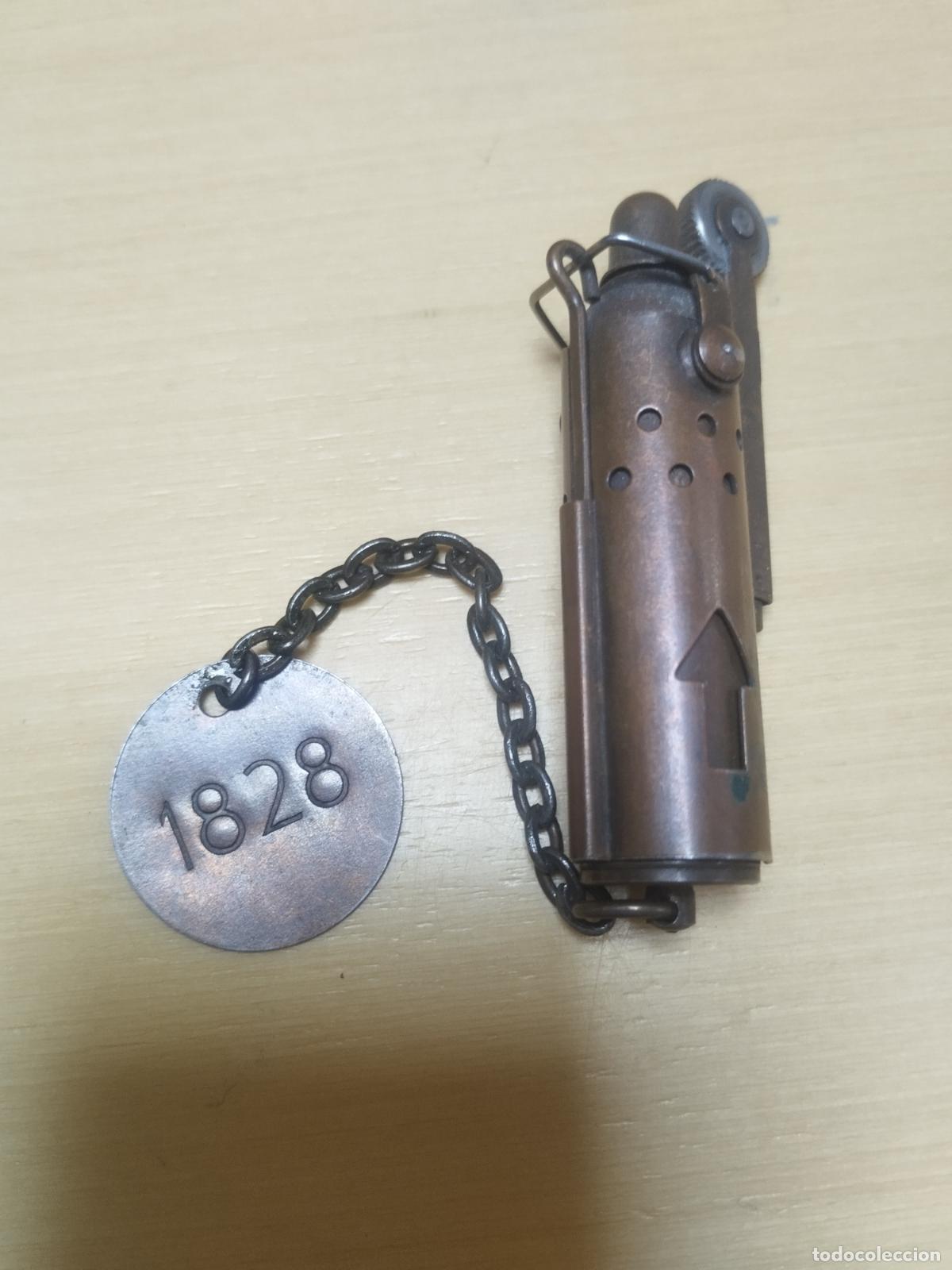 Briquets: BZB 140 MECHERO MILITAR. AGM. CHAPA N&ordm; IDENTIFICACION. MEDIDAS APROX 7*2 CM. BUENA CONSERVACION