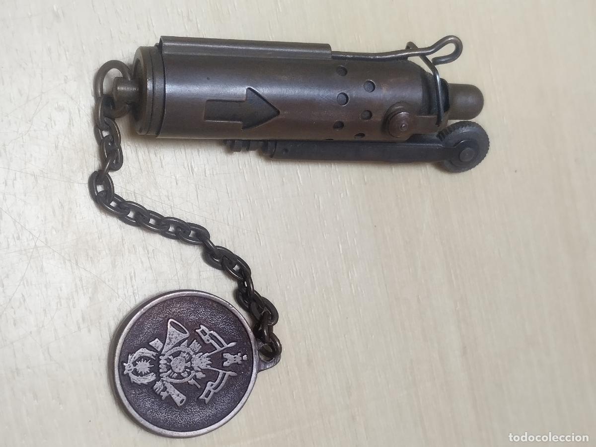 Briquets: BZB 139 MECHERO MILITAR. CON MEDALLA DE LA AGM. MEDIDAS APROX 7*2 CM. BUENA CONSERVACION