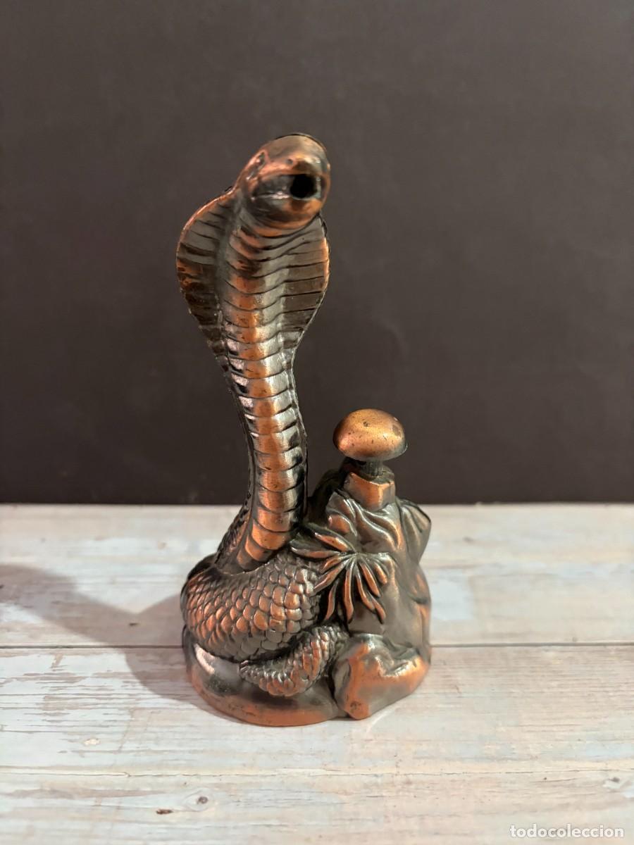 Briquets: MECHERO ANTIGUO DE COBRA EN METAL CON BASE DECORATIVA Y DETALLES ESCAMADOS