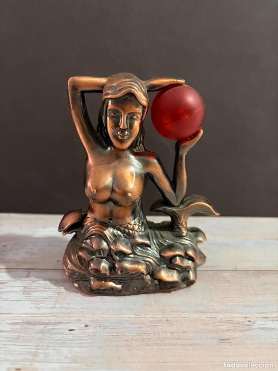 Briquets: MECHERO FIGURA FEMENINA MITOL&Oacute;GICA EN METAL CON ESFERA ROJA Y BASE ORNAMENTAL