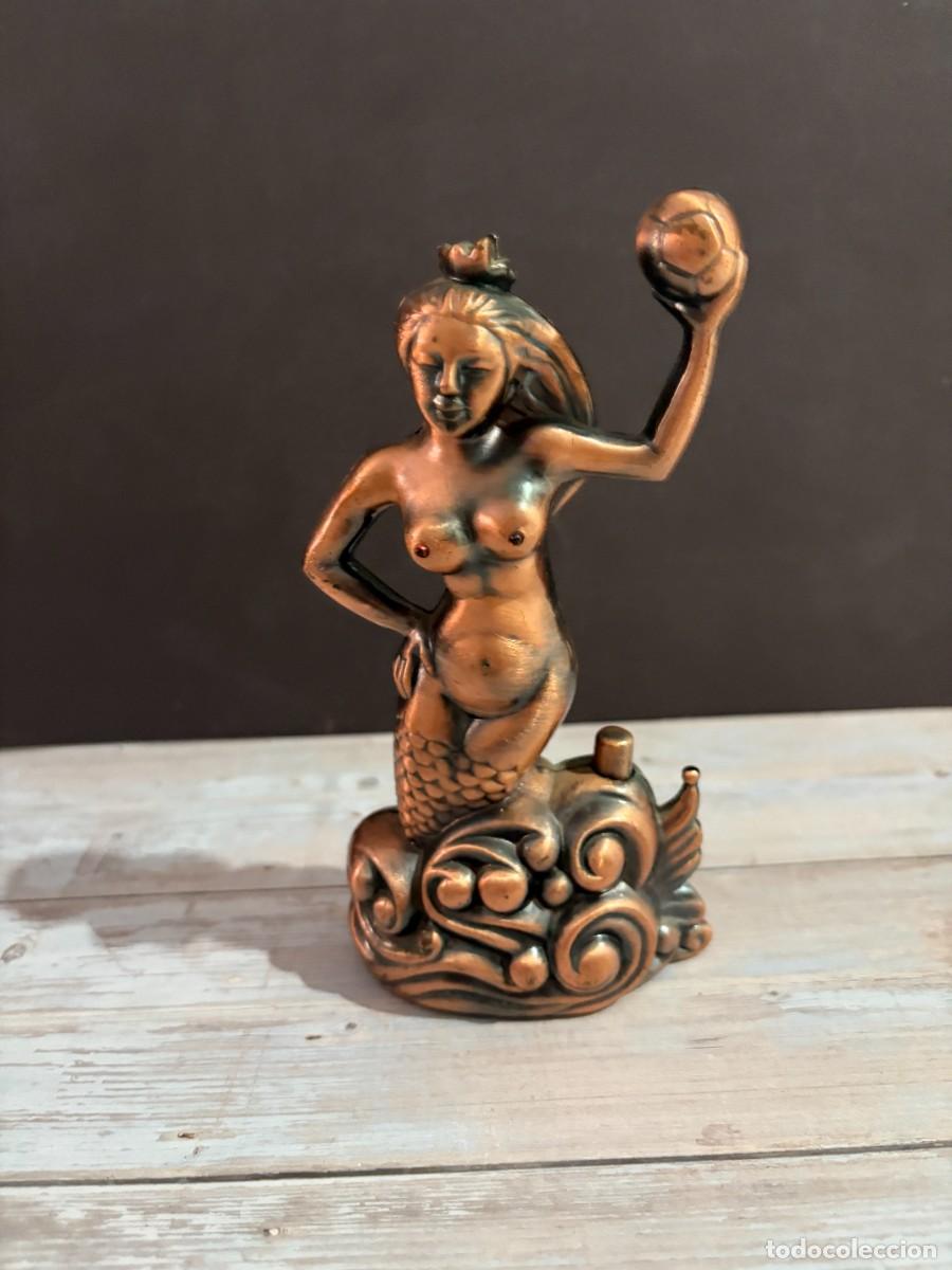 Isqueiros: MECHERO ANTIGUO DE SIRENA CON ESFERA EN LA MANO Y BASE ORNAMENTAL EN METAL BRONCEADO