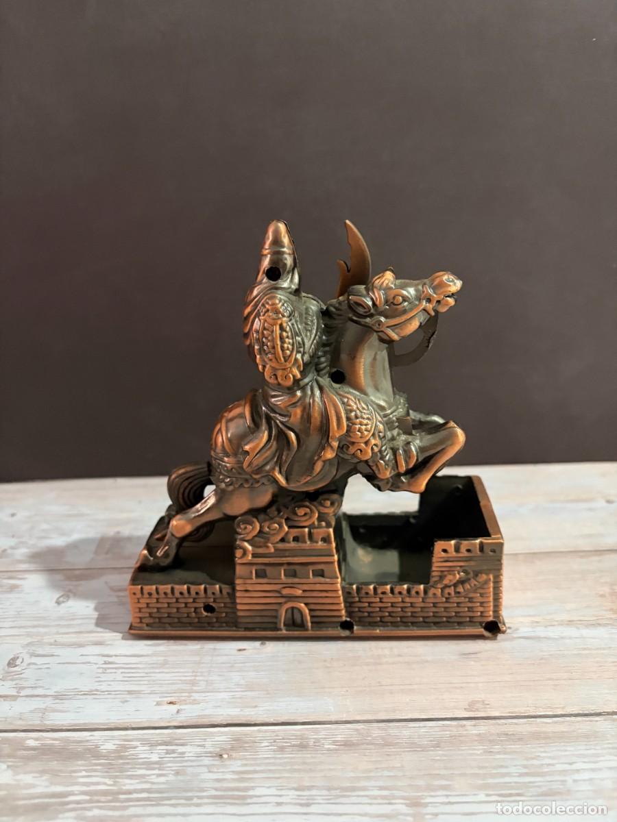 Lighters: MECHERO ANTIGUO DE FIGURA MITOL&Oacute;GICA ORIENTAL A CABALLO CON BASE ARQUITECT&Oacute;NICA ORNAMENTAL EN METAL