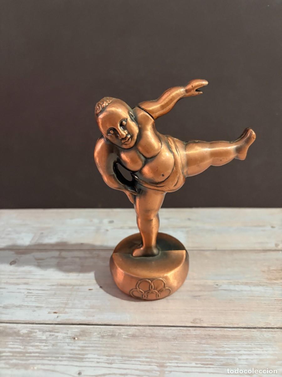 Lighters: MECHERO ANTIGUO DE FIGURA DE HOMBRE EN EQUILIBRIO SOBRE UNA PIERNA CON BASE CIRCULAR EN METAL BRONCE