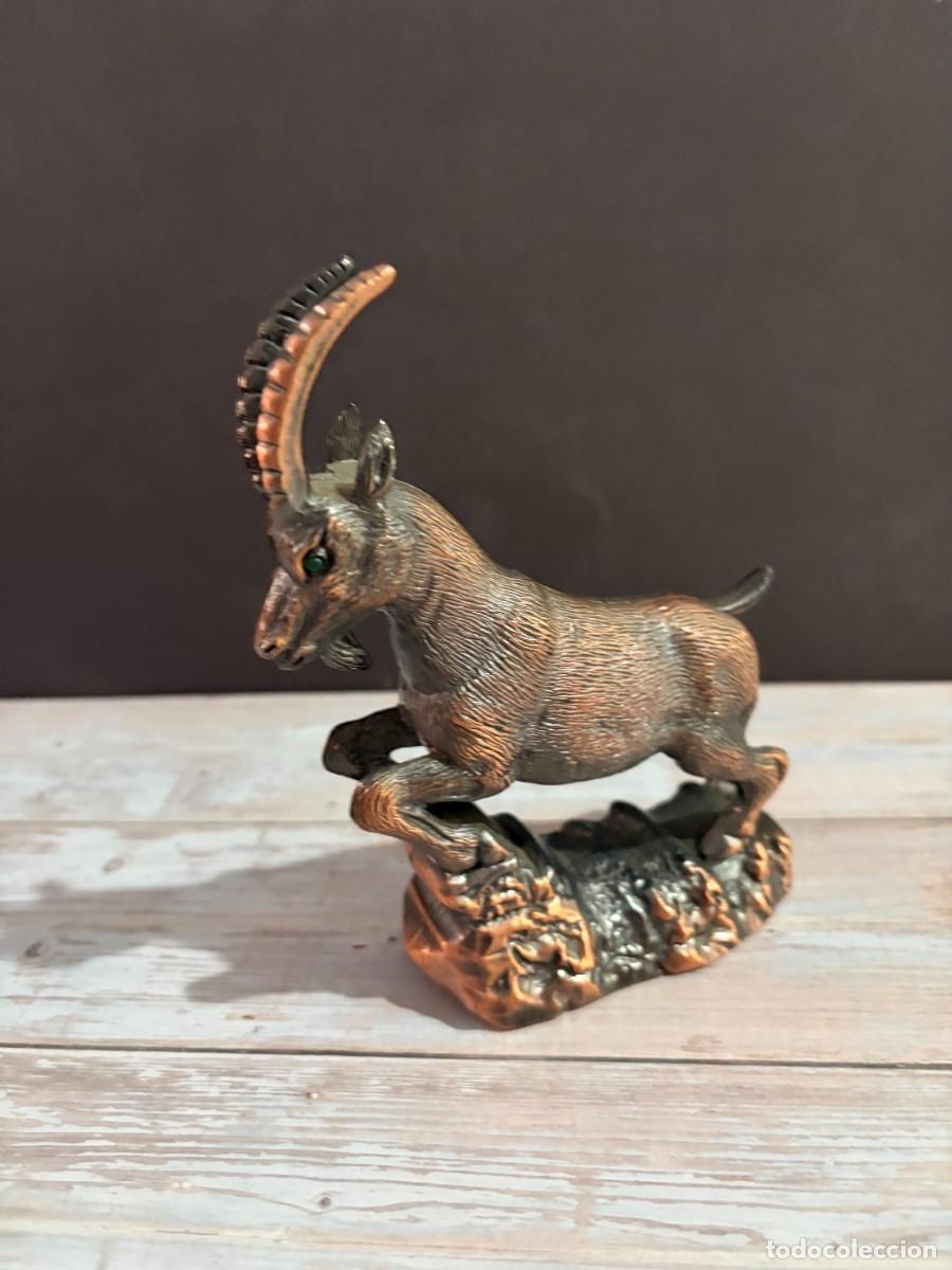 Lighters: MECHERO ANTIGUO CON FIGURA DE CABRA MONT&Eacute;S EN METAL BRONCEADO Y BASE ORNAMENTAL