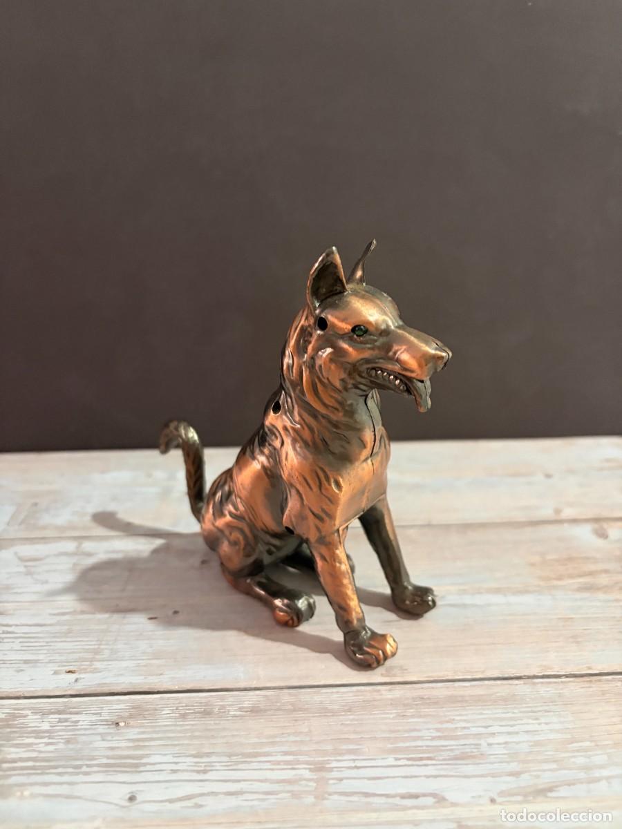 Lighters: MECHERO ANTIGUO CON FIGURA DE PERRO SENTADO EN METAL BRONCEADO CON DETALLES REALISTAS