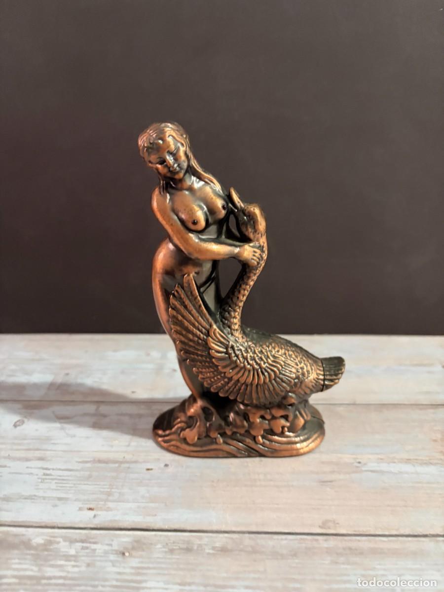 Lighters: MECHERO ANTIGUO DE FIGURA FEMENINA CON PAVO REAL EN METAL BRONCEADO Y BASE ORNAMENTAL