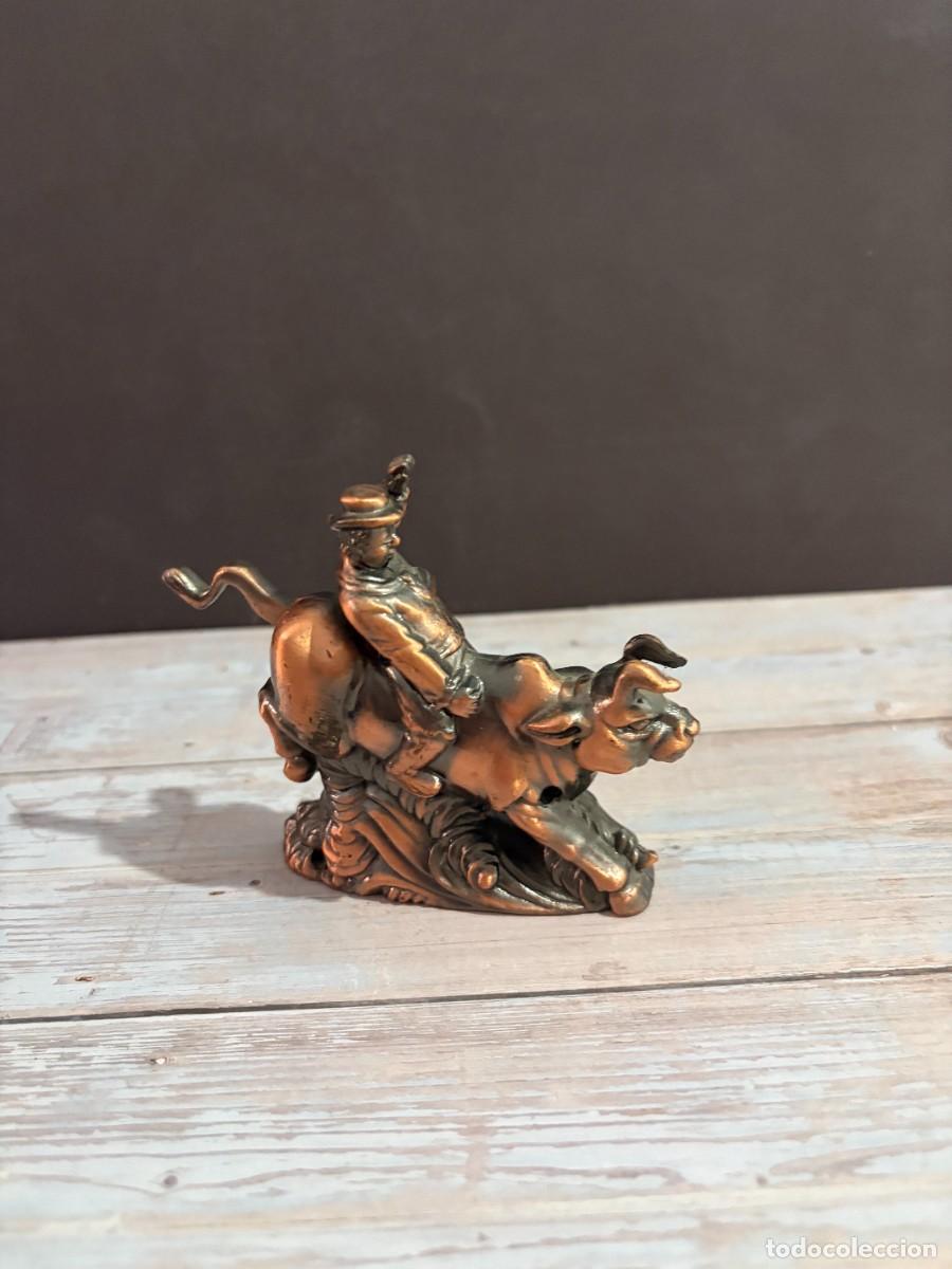 Lighters: MECHERO ANTIGUO DE FIGURA DE JINETE MONTADO SOBRE TORO EN METAL BRONCEADO CON BASE ORNAMENTAL