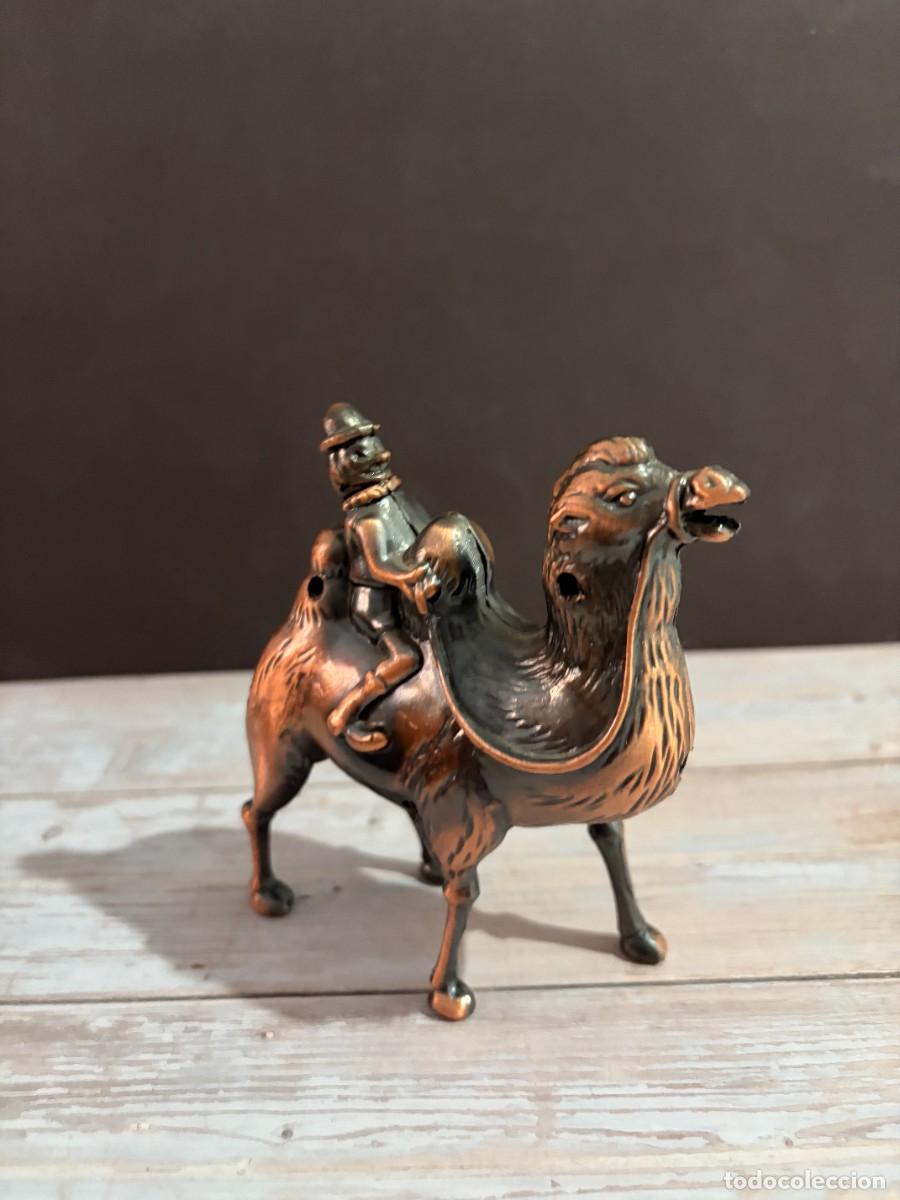 Isqueiros: MECHERO ANTIGUO DE CAMELLO CON JINETE EN METAL BRONCEADO Y DETALLES ORNAMENTALES