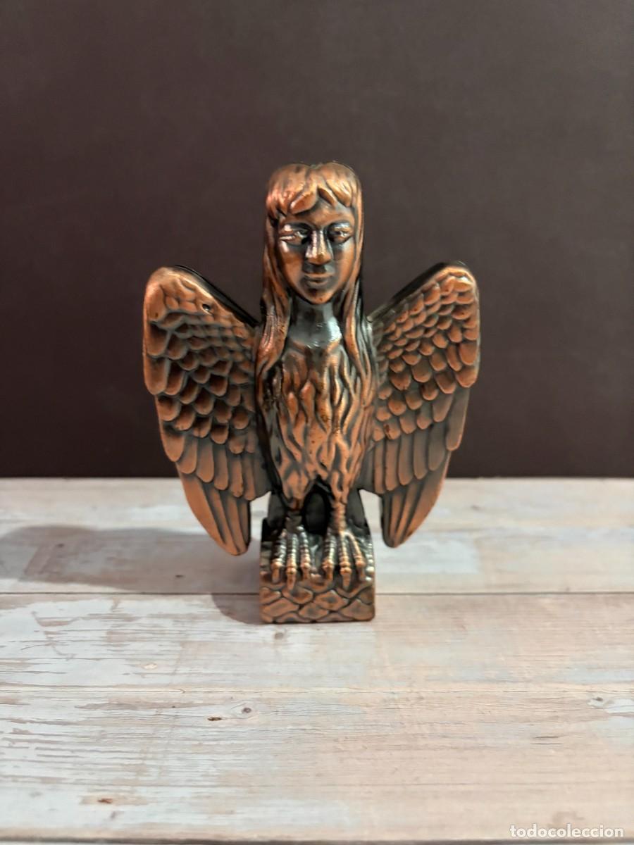 Isqueiros: MECHERO ANTIGUO CON FIGURA DE ARP&Iacute;A ALADA EN METAL BRONCEADO CON DETALLES DE PLUMAJE