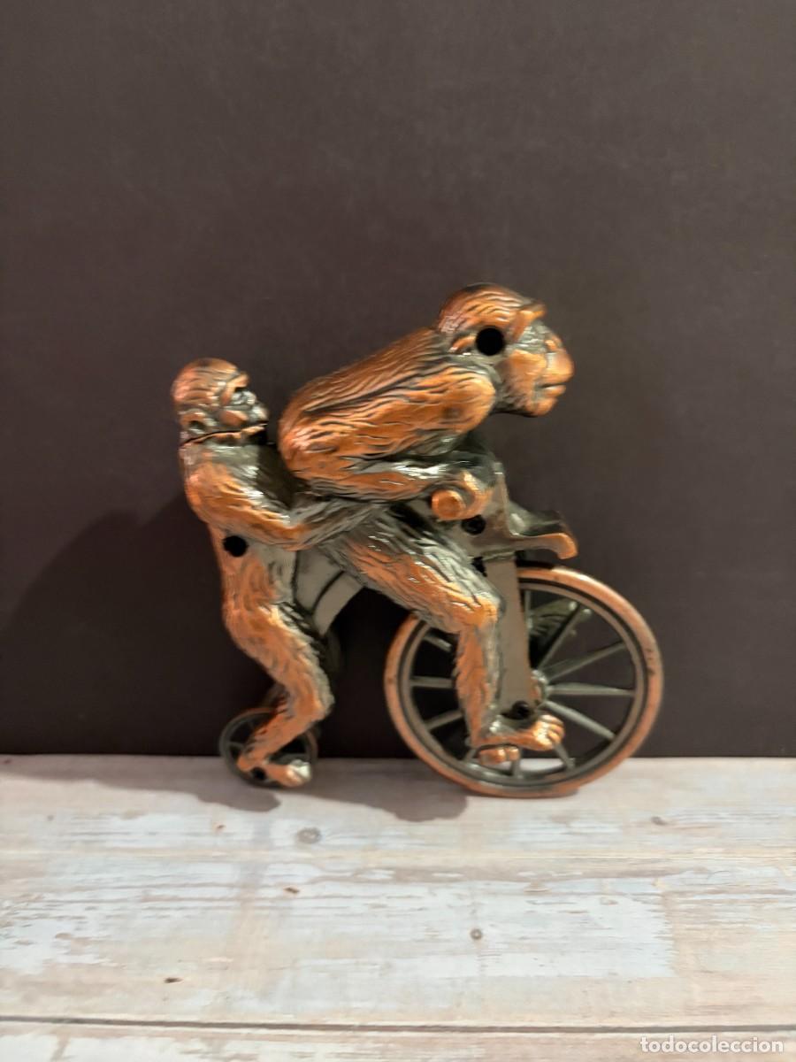 Isqueiros: MECHERO ANTIGUO DE FIGURA DE MONOS MONTADOS EN BICICLETA EN METAL BRONCEADO