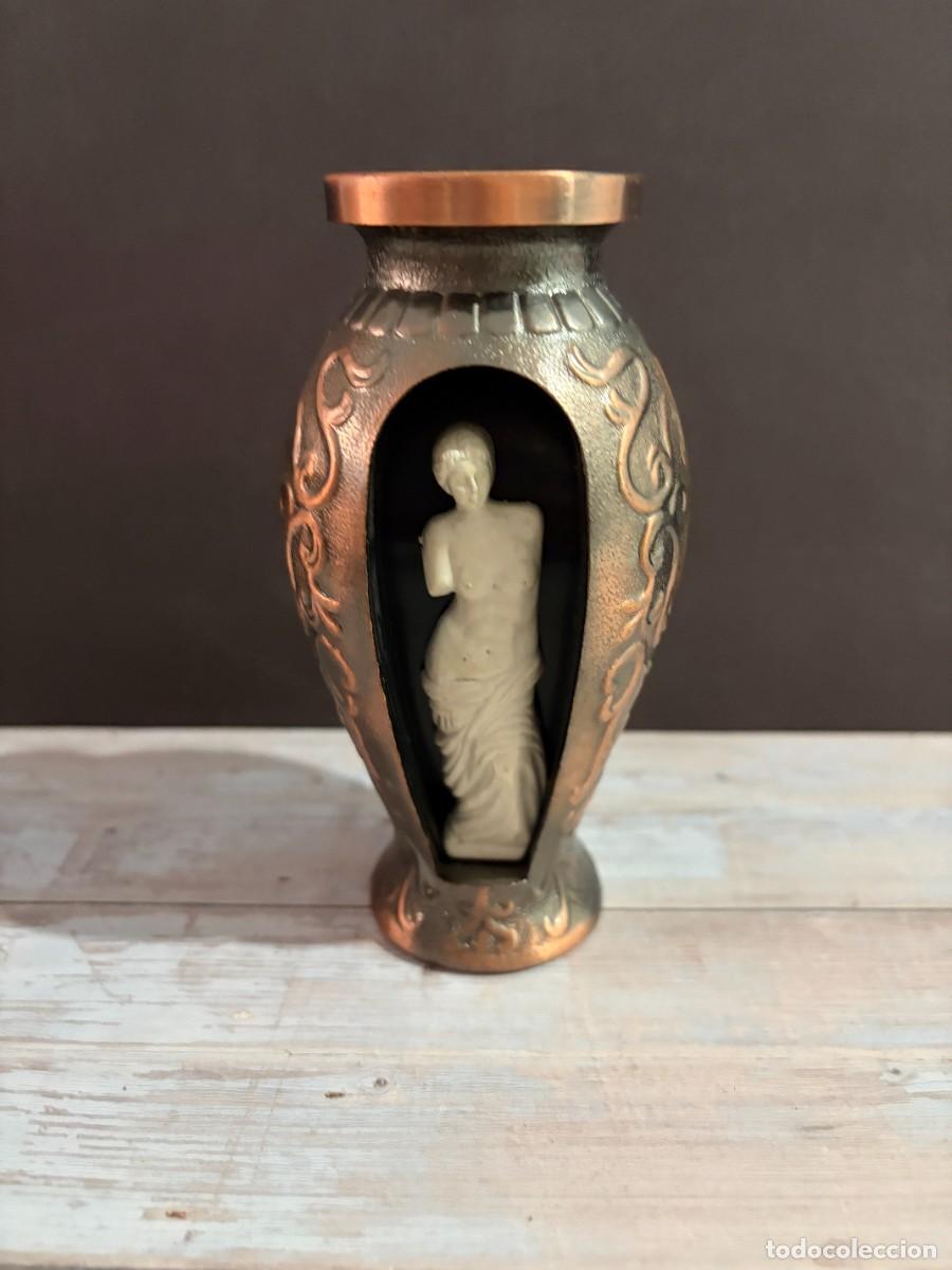 Isqueiros: MECHERO ANTIGUO TIPO JARR&Oacute;N CON FIGURA FEMENINA CL&Aacute;SICA EN RELIEVE Y DECORACI&Oacute;N ORNAMENTAL EN METAL