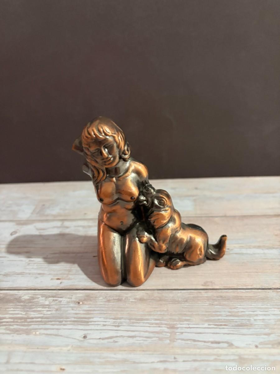 Isqueiros: MECHERO ANTIGUO DE FIGURA FEMENINA CON LE&Oacute;N EN METAL BRONCEADO Y DETALLES ESCULT&Oacute;RICOS