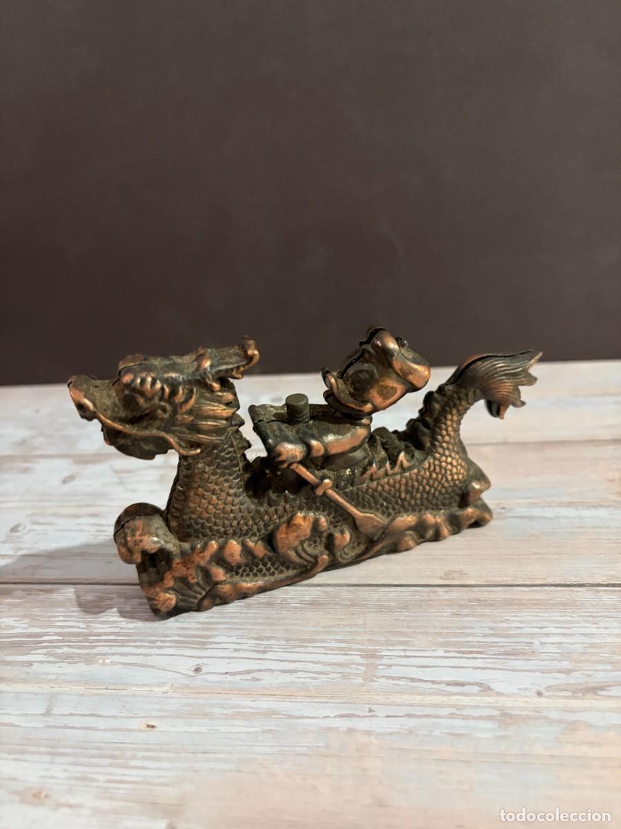 Isqueiros: MECHERO ANTIGUO DE DRAG&Oacute;N ORIENTAL CON FIGURA DE JINETE EN METAL BRONCEADO Y BASE ORNAMENTAL