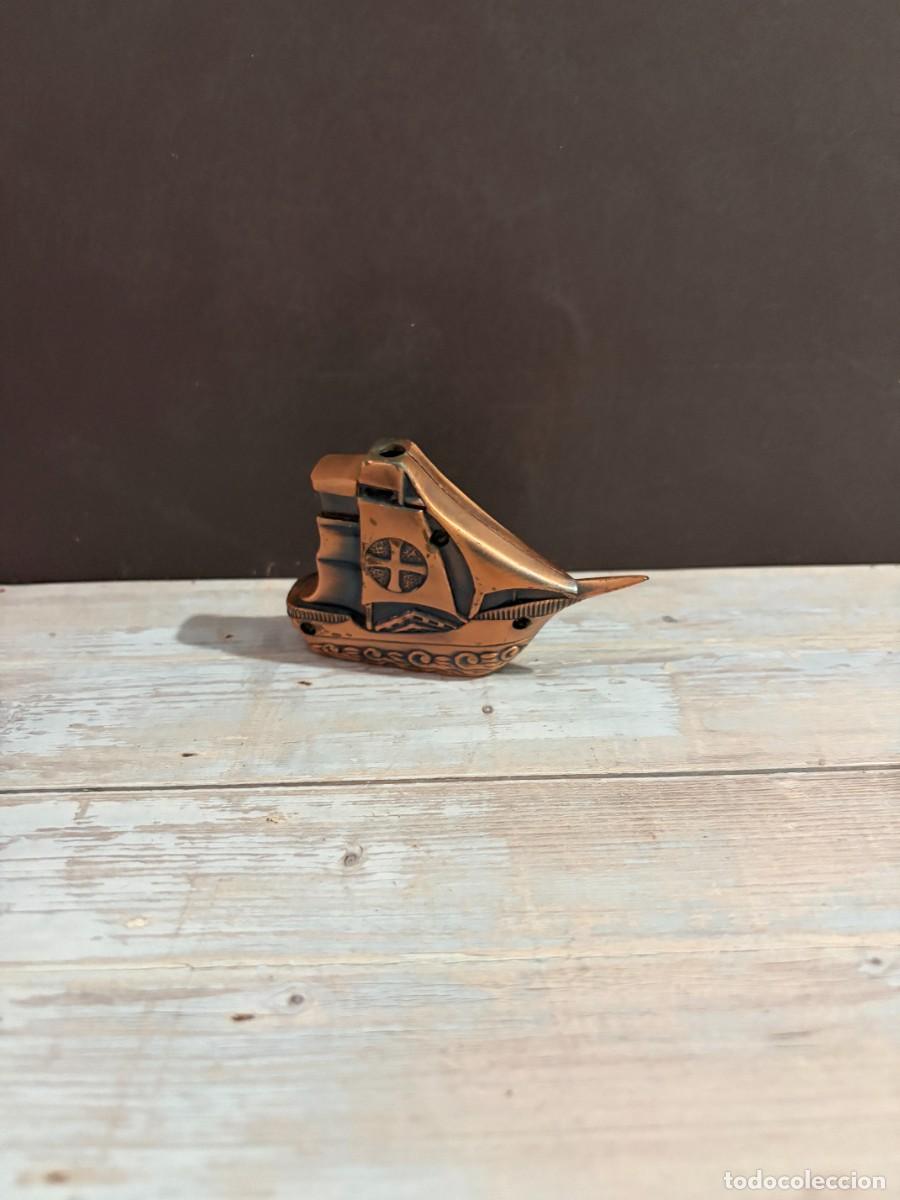Isqueiros: MECHERO ANTIGUO CON FORMA DE BARCO EN METAL BRONCEADO