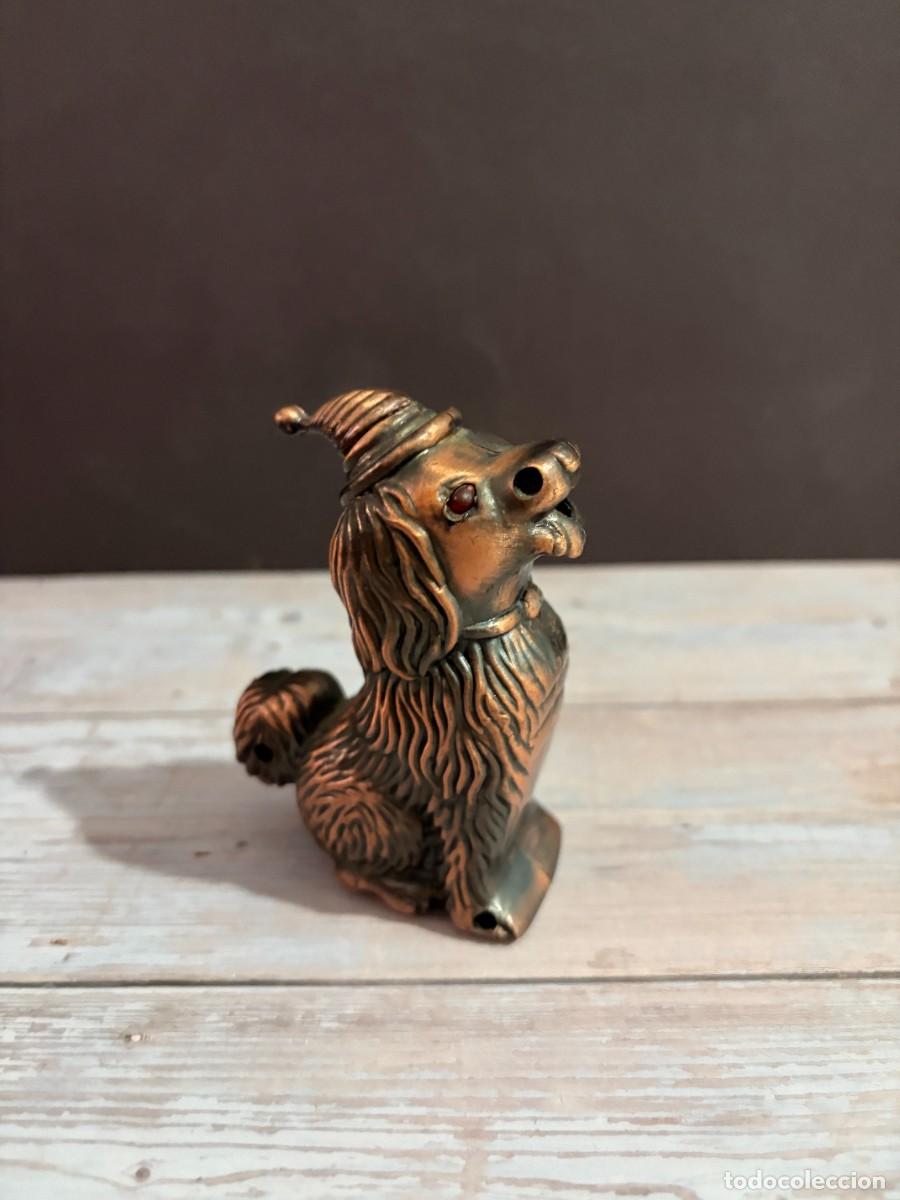 Isqueiros: MECHERO ANTIGUO CON FIGURA DE PERRO CANICHE CON GORRO EN METAL BRONCEADO
