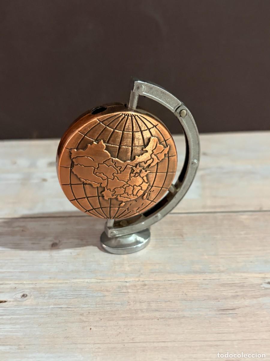 Isqueiros: MECHERO ANTIGUO CON FORMA DE GLOBO TERR&Aacute;QUEO EN METAL BRONCEADO Y SOPORTE PLATEADO