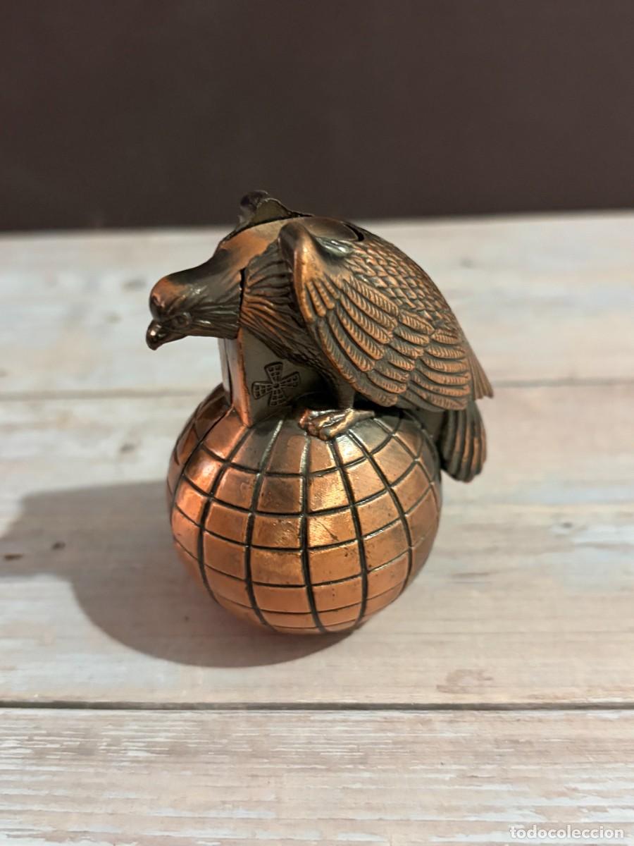 Isqueiros: MECHERO ANTIGUO DE &Aacute;GUILA SOBRE GLOBO TERR&Aacute;QUEO EN METAL BRONCEADO CON DETALLES EN RELIEVE