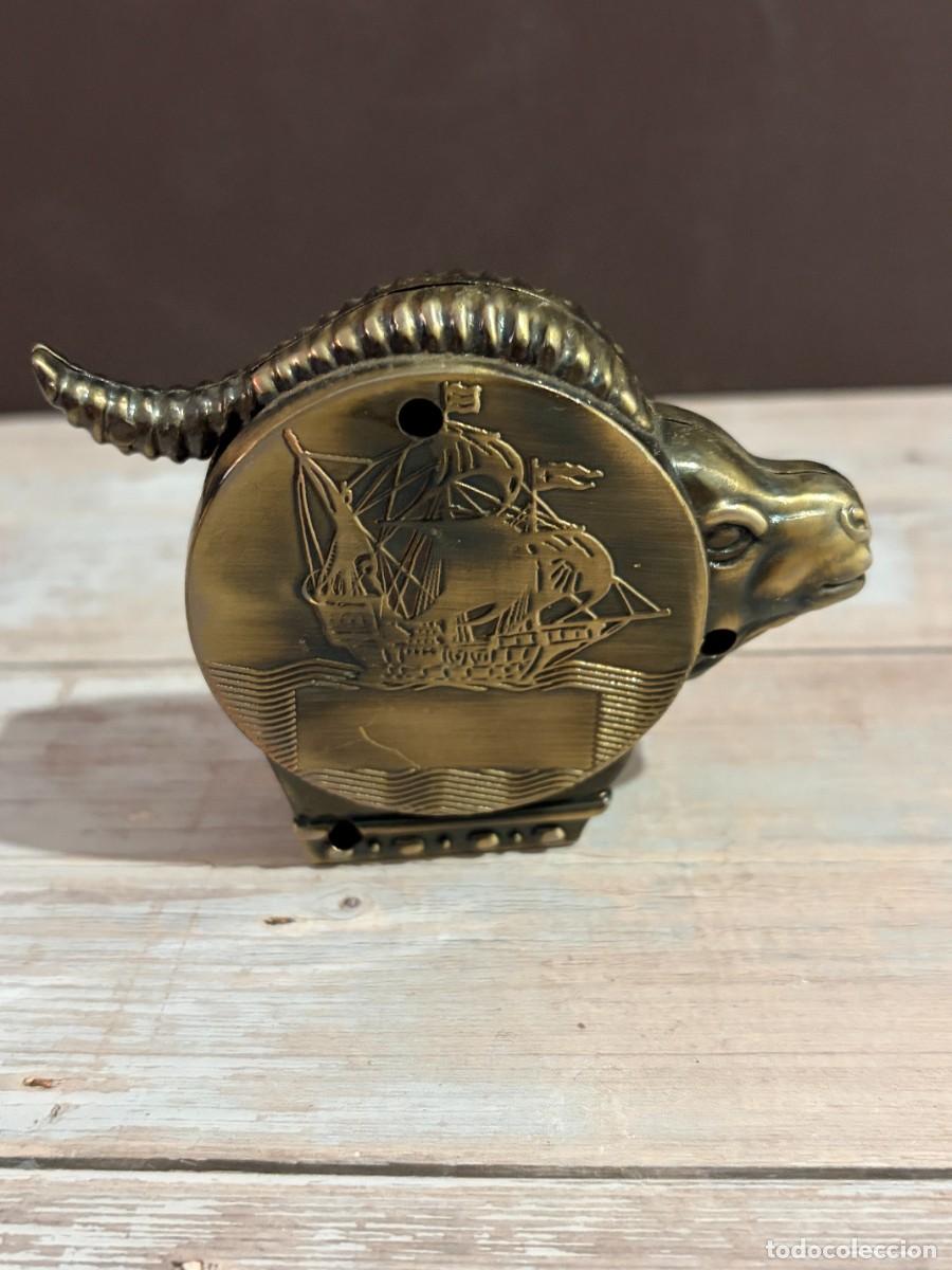 Isqueiros: MECHERO VINTAGE CON FORMA DE TORO EN METAL TONO BRONCE, DECORADO CON VELERO EN RELIEVE Y RULETA