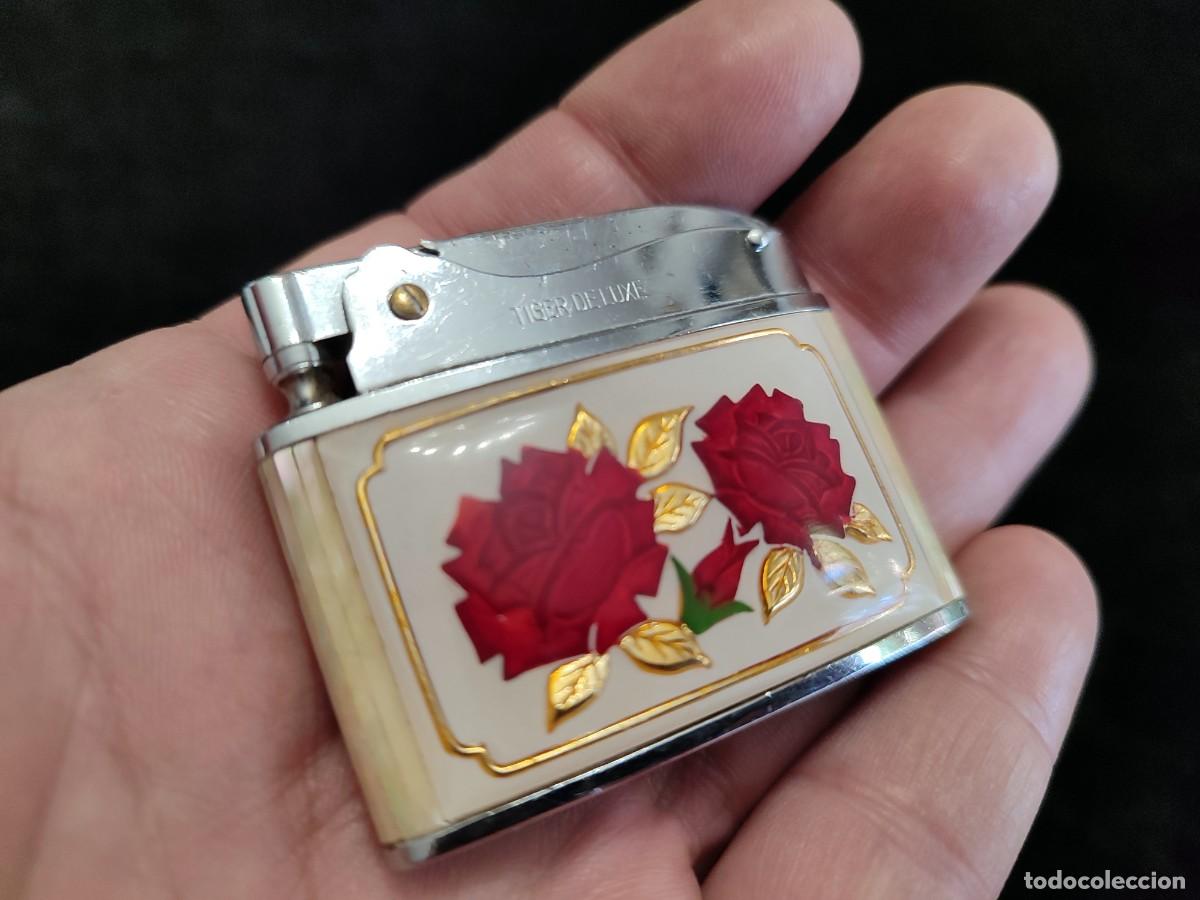 Mecheros: MECHERO TIGER DE LUXE, NACARADO, CON DOS ROSAS ROJAS. A&Ntilde;OS 60