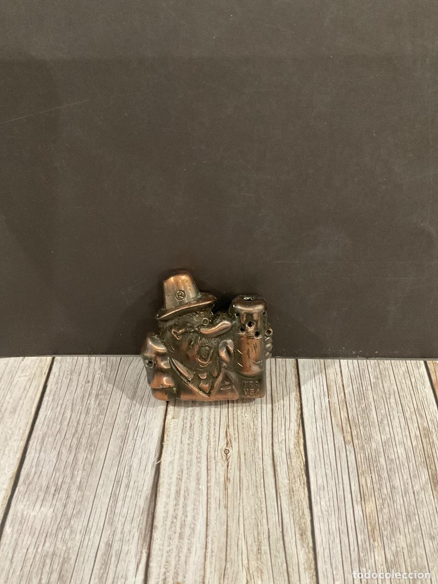 Mecheros: MECHERO ANTIGUO BRASS VEGA CON FIGURA DE HOMBRE Y SOMBRERO