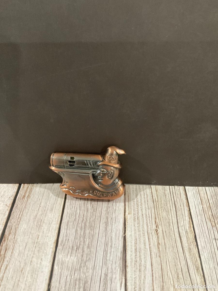 Mecheros: MECHERO DECORATIVO MET&Aacute;LICO EN FORMA DE PISTOLA CON BARCO.