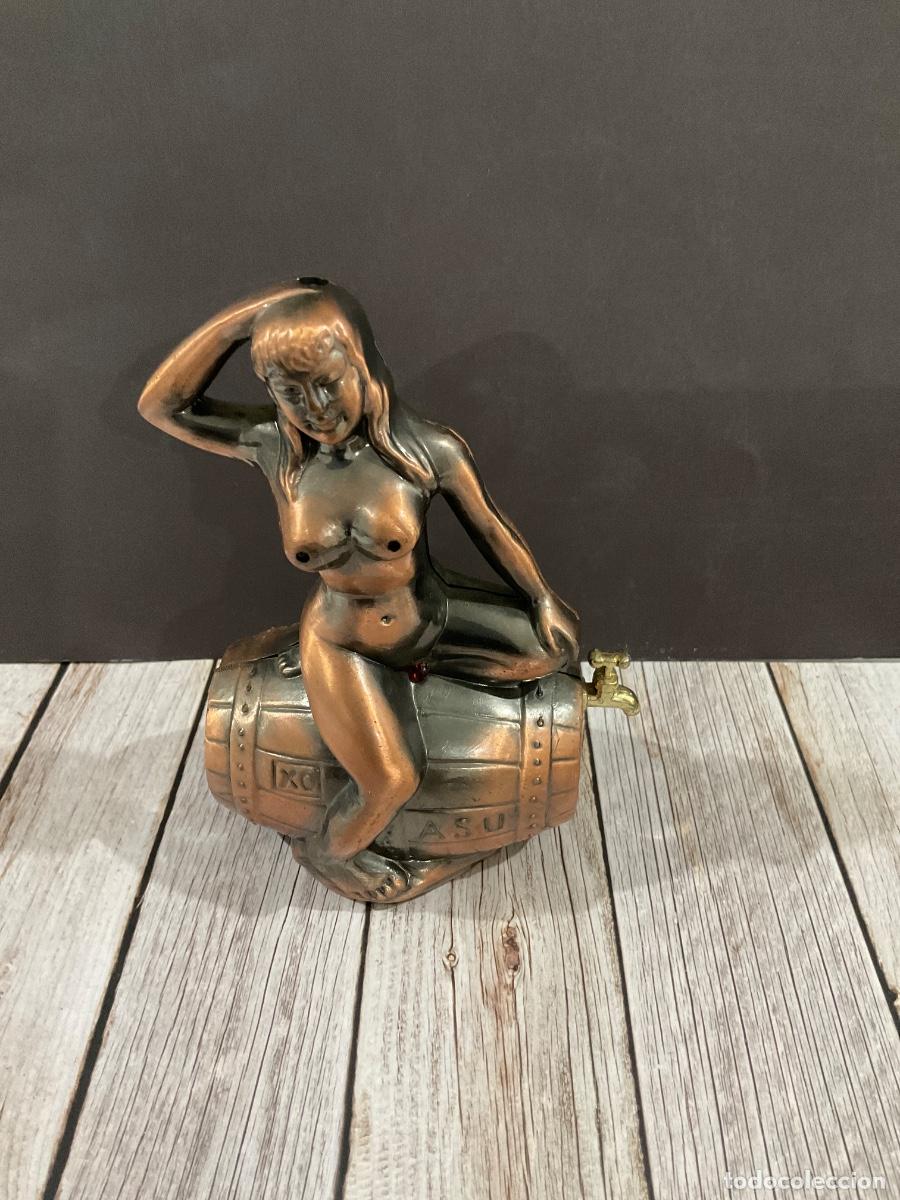 Mecheros: MECHERO DECORATIVO FIGURA DE MUJER DESNUDA SENTADA SOBRE BARRIL.