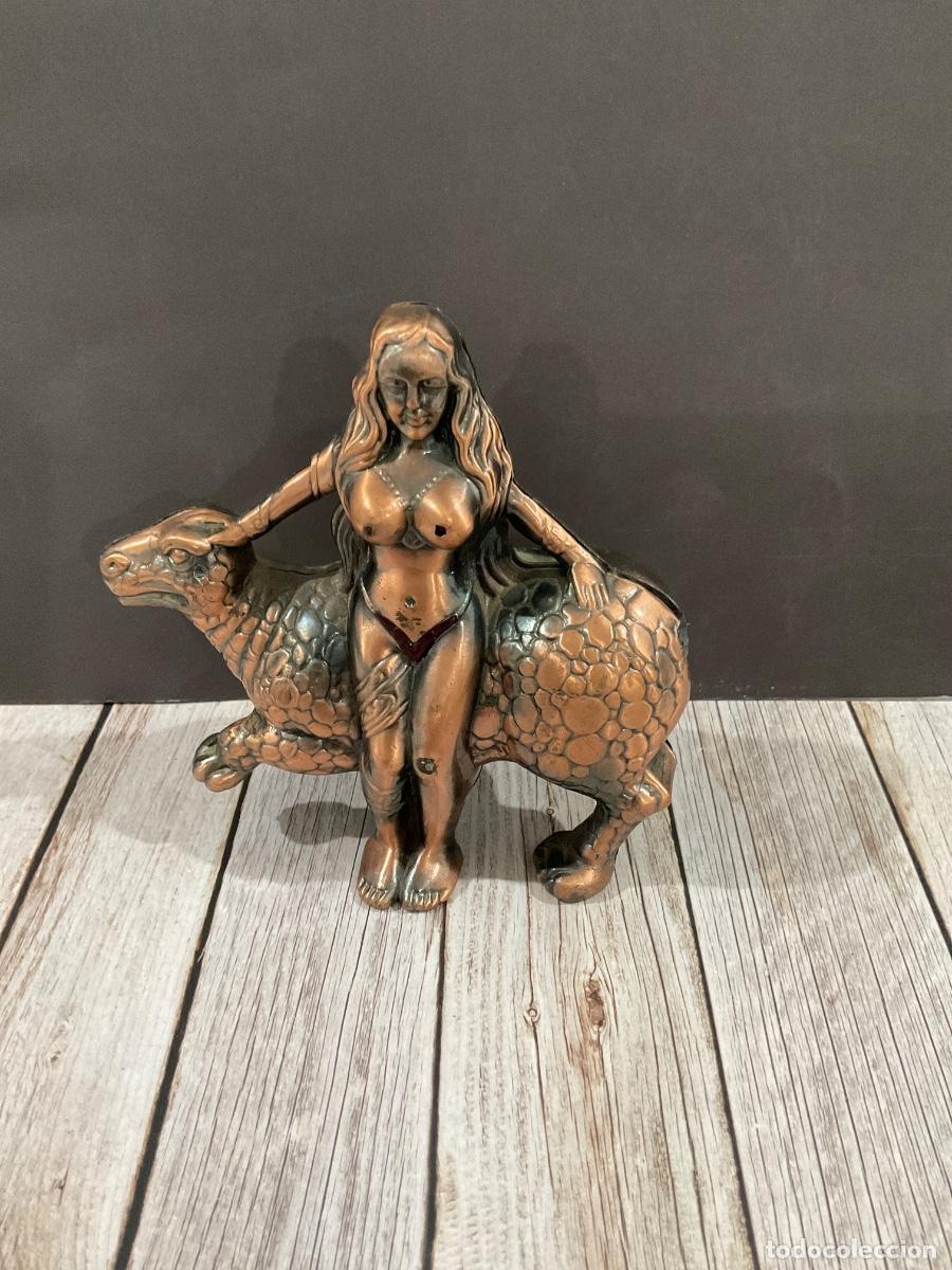 Mecheros: MECHERO FIGURA DE MUJER DESNUDA SOBRE TORTUGA.
