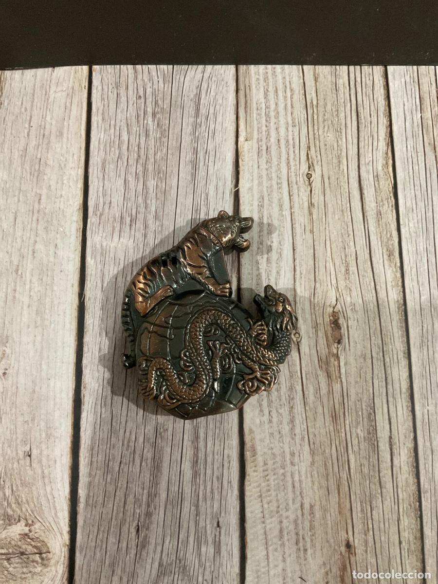 Mecheros: MECHERO ANTIGUO ORIENTAL FIGURAS DE TIGRE Y DRAG&Oacute;N SOBRE TORTUGA