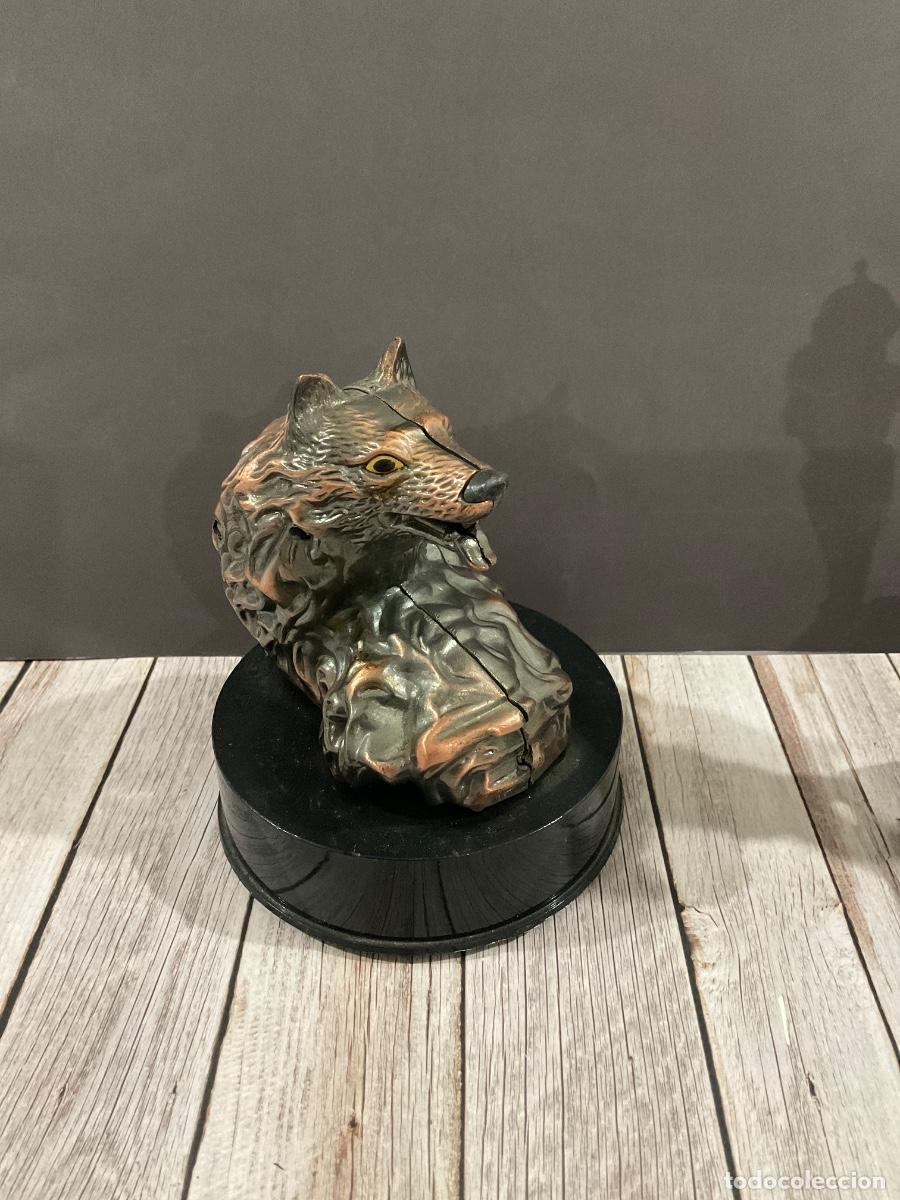 Mecheros: MECHERO DECORATIVO CON FIGURA DE LOBO EN METAL ACABADO COBRIZO Y BASE NEGRA.