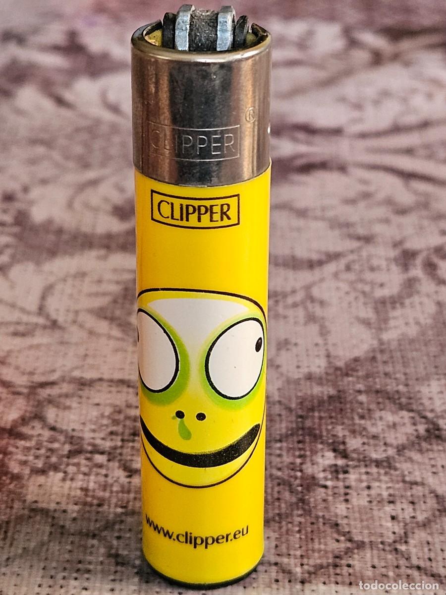 Mecheros: Mechero/ Encendedor Clipper Emoji Ojos Saltones Sobre Cuerpo Amarillo.
