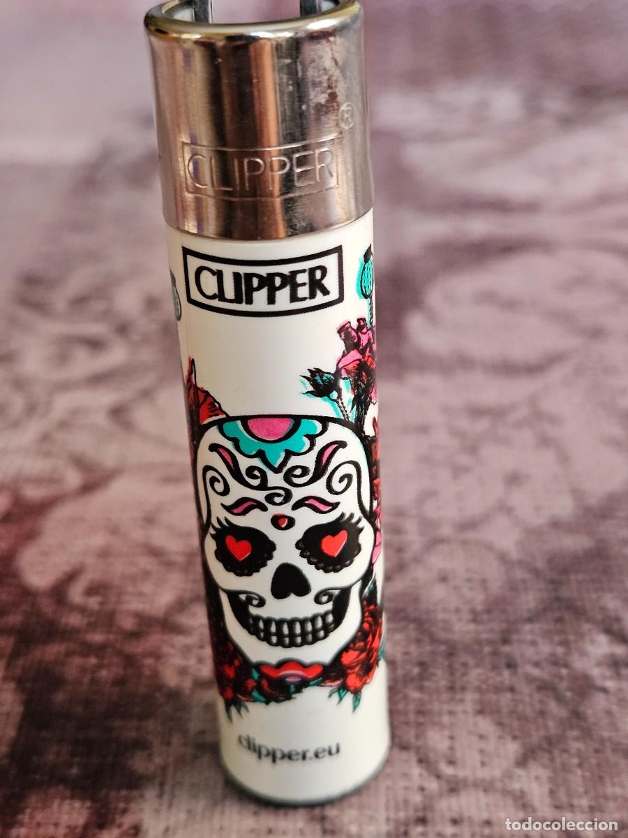 Mecheros: Mechero/ Encendedor Clipper Serie Flower Mexican Skulls, Modelo Calavera Amapola De Opio Y Rosas.