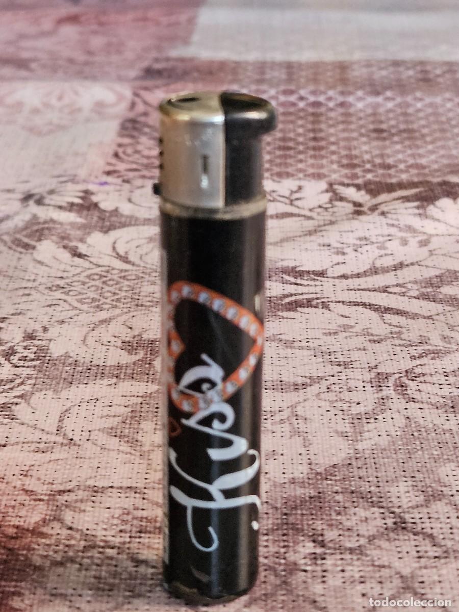 Mecheros: Mechero/ Encendedor Recargable Decorado Con La Palabra KISS Y Un Coraz&oacute;n, Marca Baide K12.