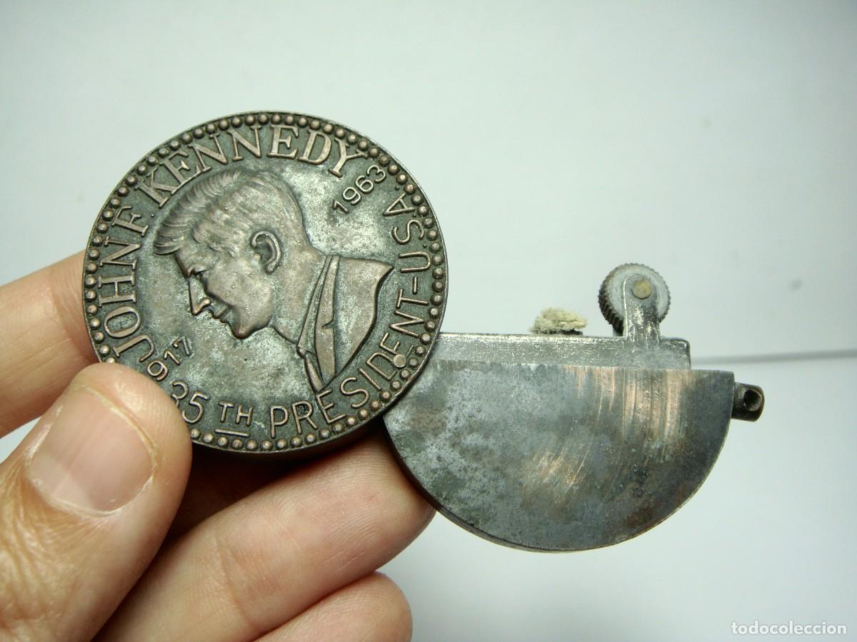 Mecheros: Mechero Medalla John F. Kennedy &middot; 35.&ordm; Presidente de EE. UU. &middot; ca. 1963&ndash;1970 &middot; &Oslash; 37 mm