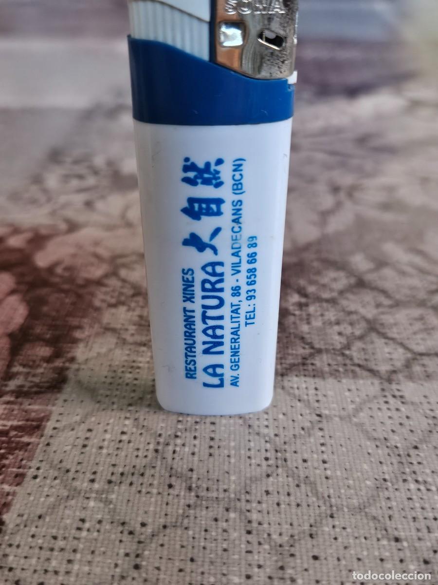 Mecheros: Mechero/ Encendedor Publicitario De Pl&aacute;stico Blanco Y Azul Con Cabezal Met&aacute;lico Marca SOWA.