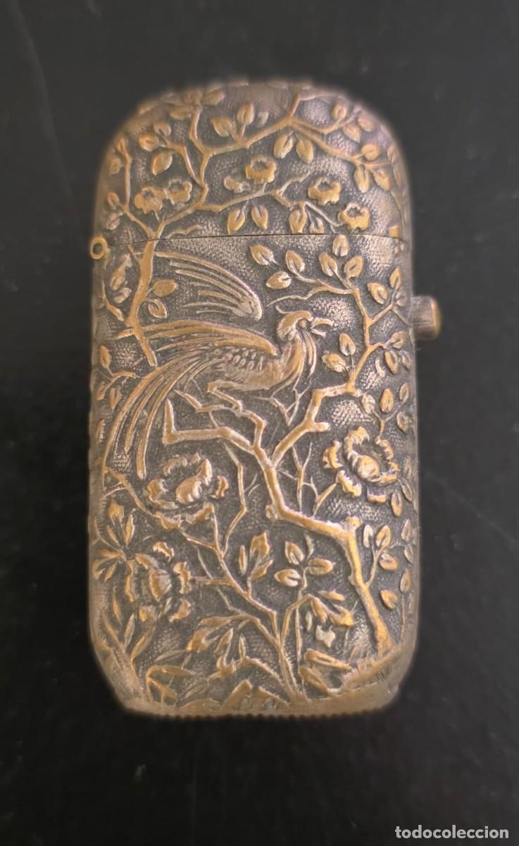 Mecheros: Antiguo Encendedor de Bolsillo con Relieve Oriental de Ave del Para&iacute;so y Flores &ndash; Metal Dorado
