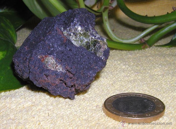roca volcánica de basalto con olivino cristaliz - Comprar en